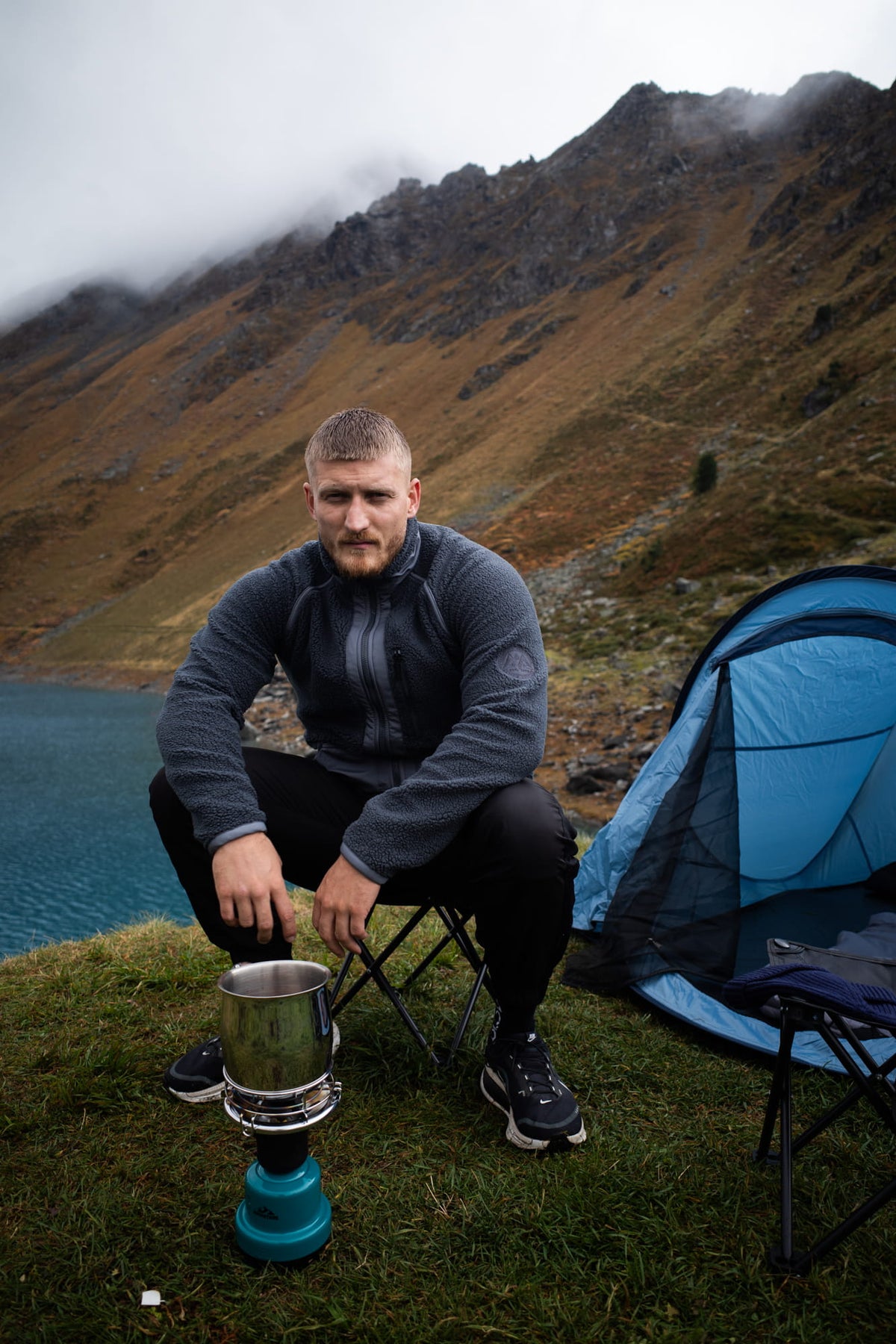 Graue Fleecejacke mit Kontrastpaneelen bei Outdoor-Aktivitäten