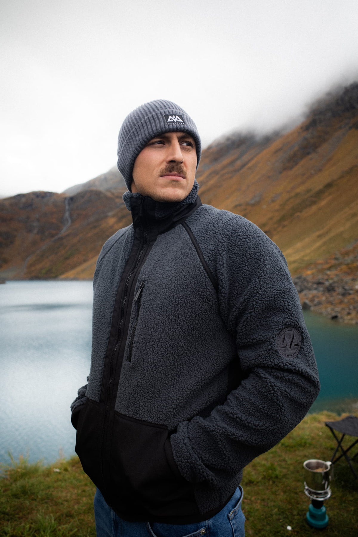 Fleecejacke mit Stehkragen, schwarzem Reißverschluss und Brusttasche
