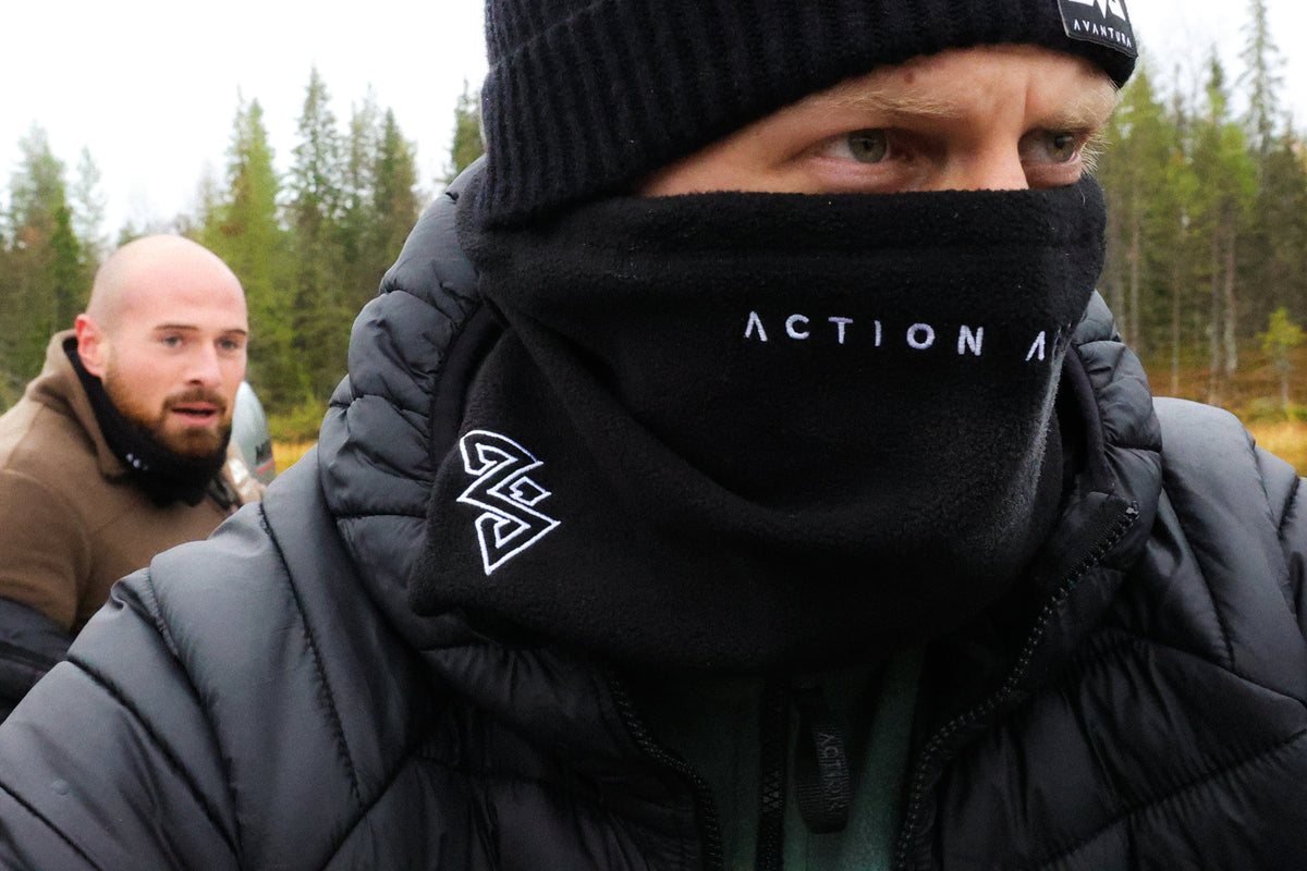 Schwarzer Fleece-Halswärmer mit ACTION ANYTIME-Schriftzug und Sticklogo, Nahaufnahme