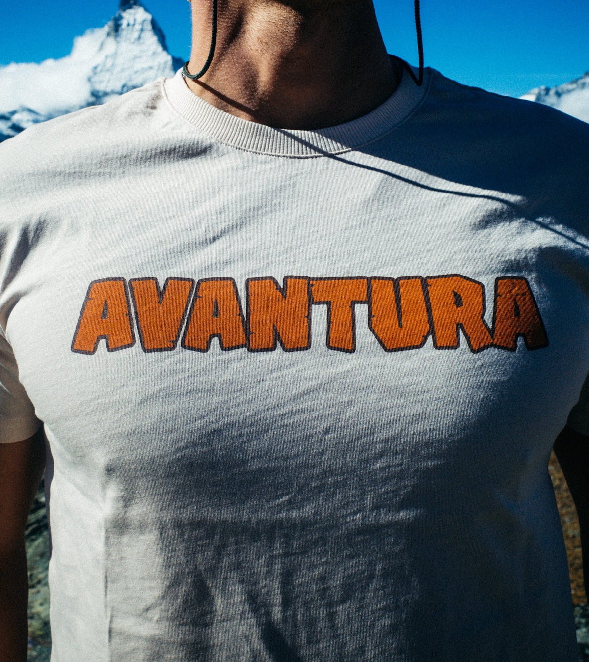 Hellgraues Hiking T-Shirt mit orangefarbenem AVANTURA-Logo auf der Brust