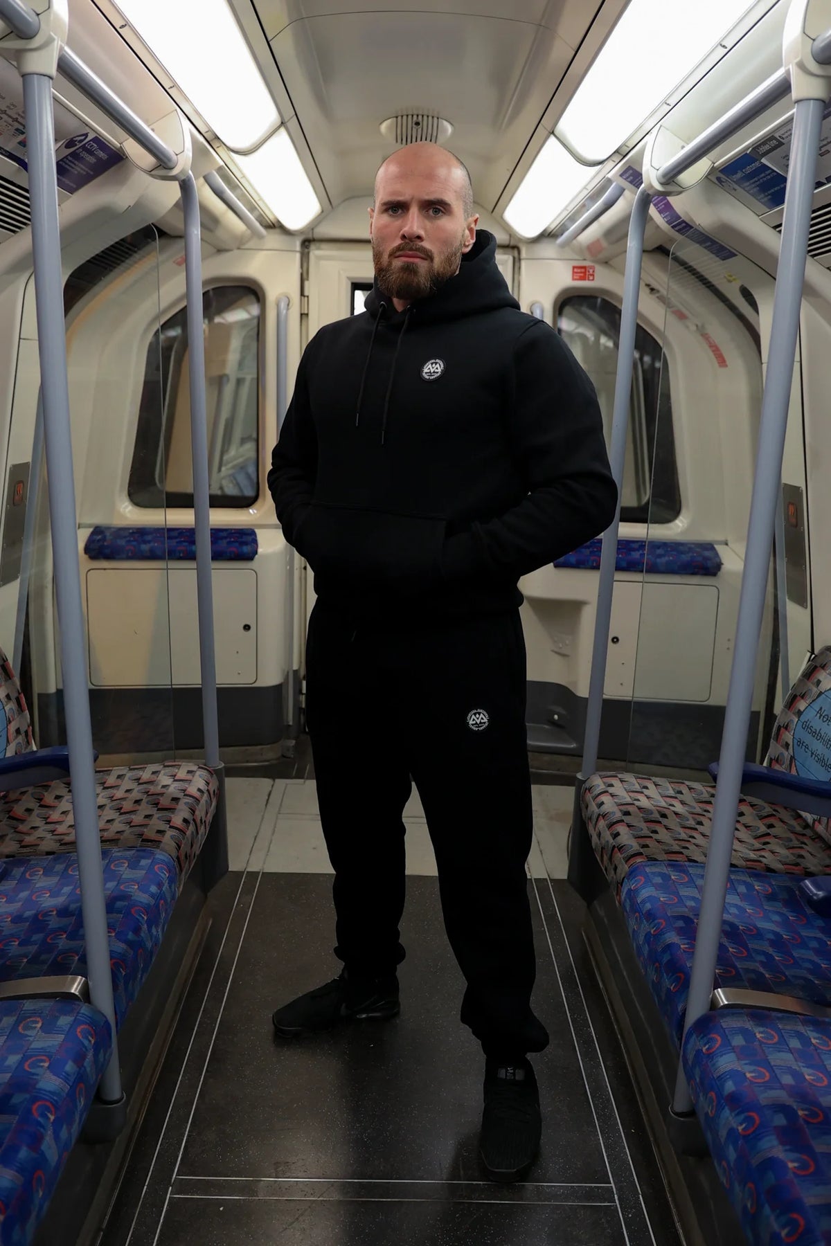 Ganzkörperansicht des schwarzen Avantura Hoodie-Sets