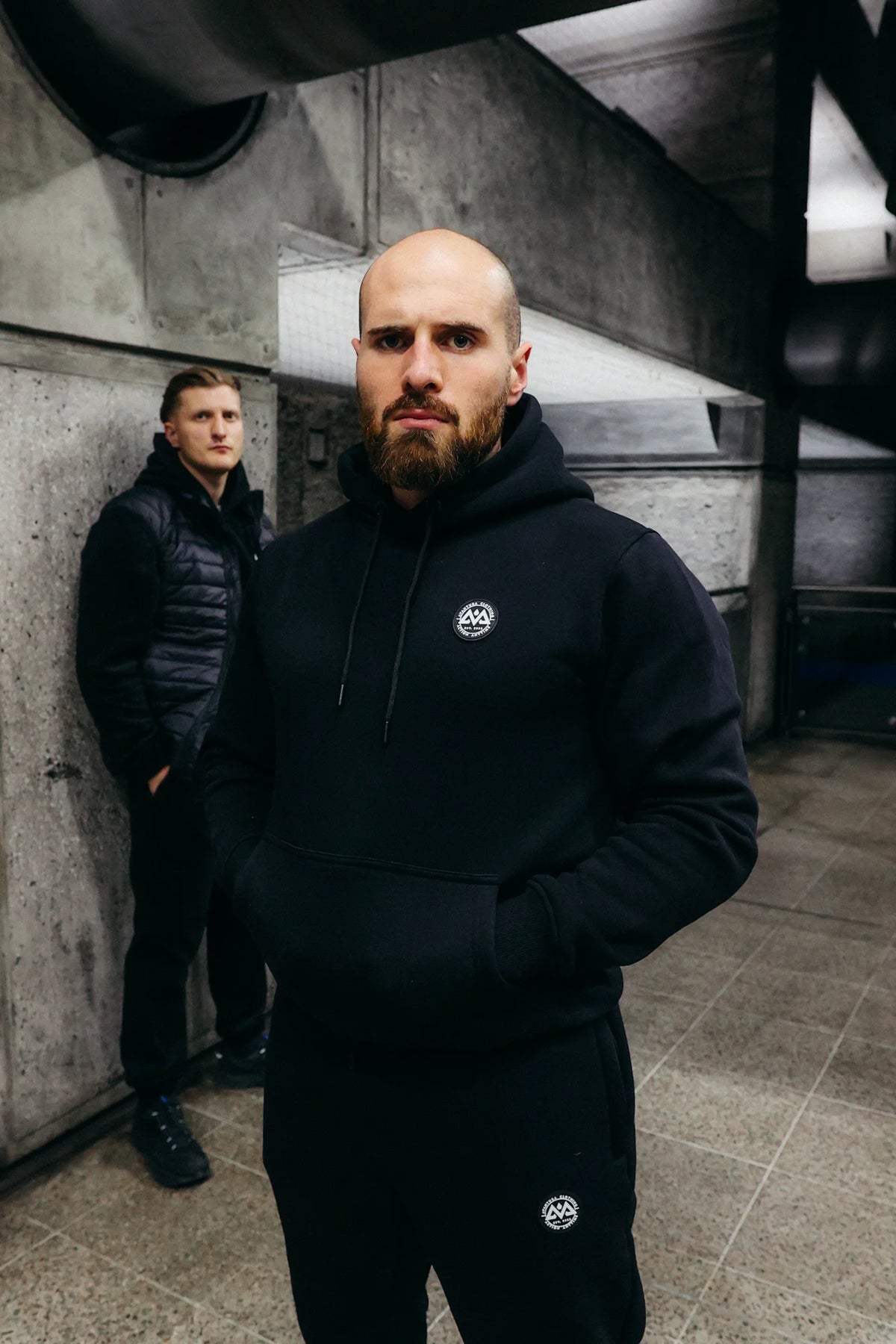 Schwarzes Hoodie-Set mit Logo auf Brust und Hose