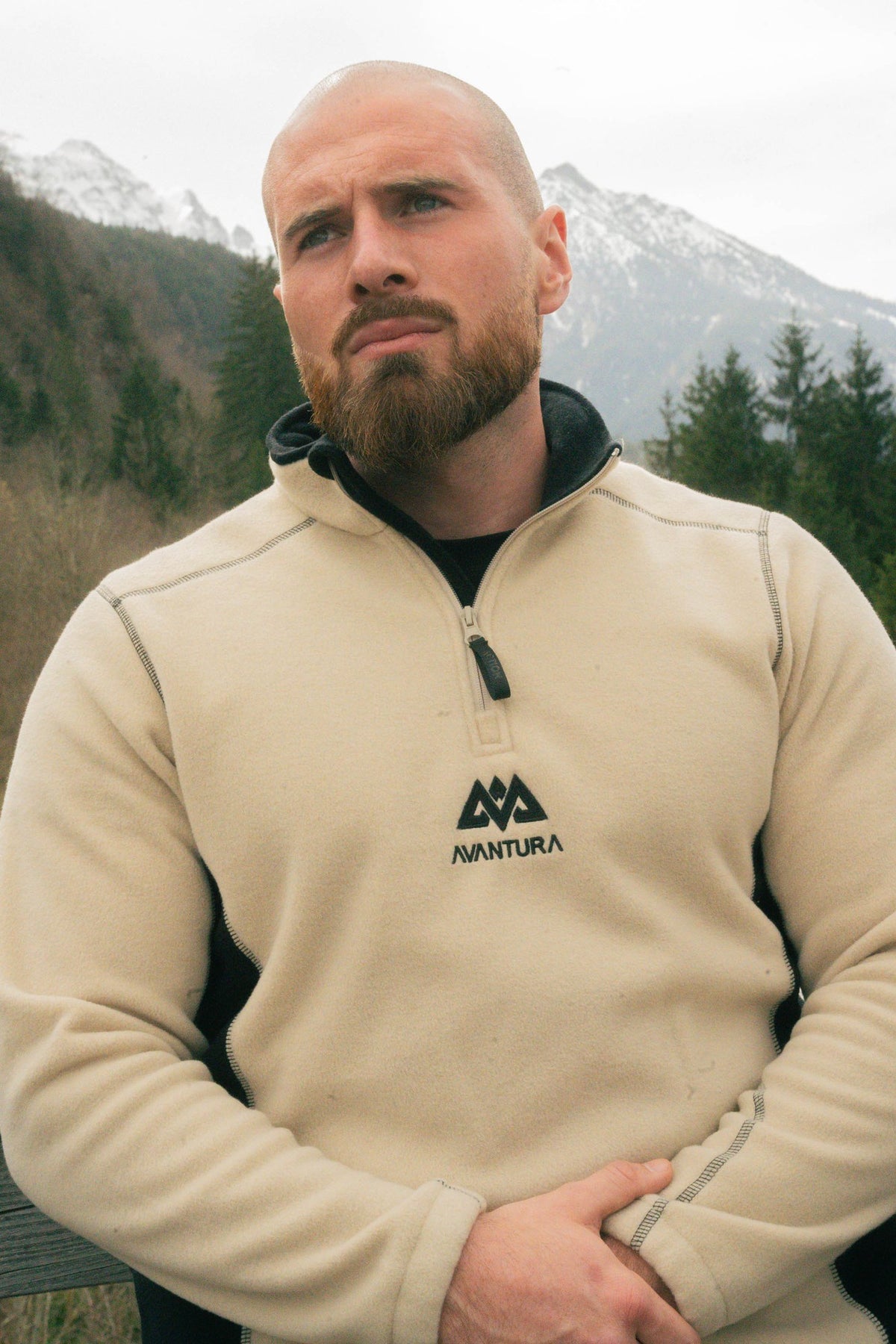 Offener Kragen und zentriertes Logo am beige-schwarzen Halfzip Fleecepullover