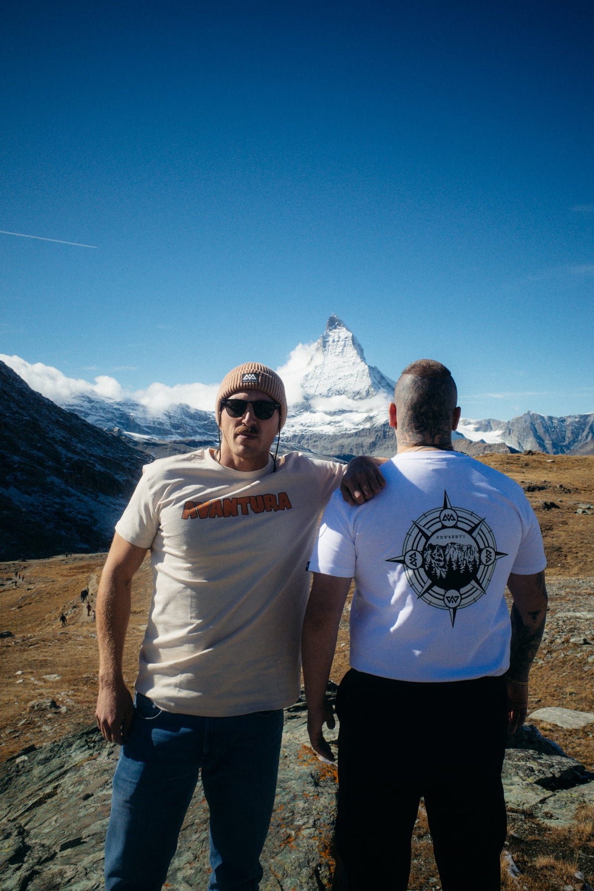 Avantura T-shirts in white and beige with large back print in mountain panorama