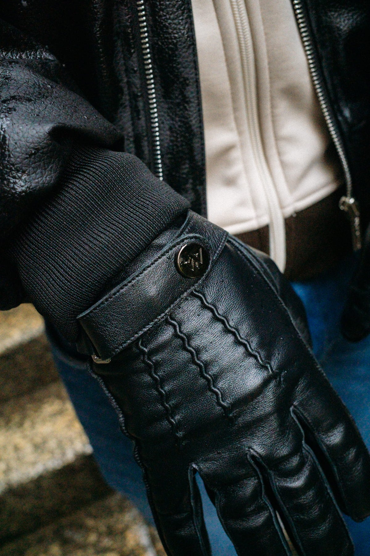 Detail der gewellten Steppnaht am schwarzen Handschuh