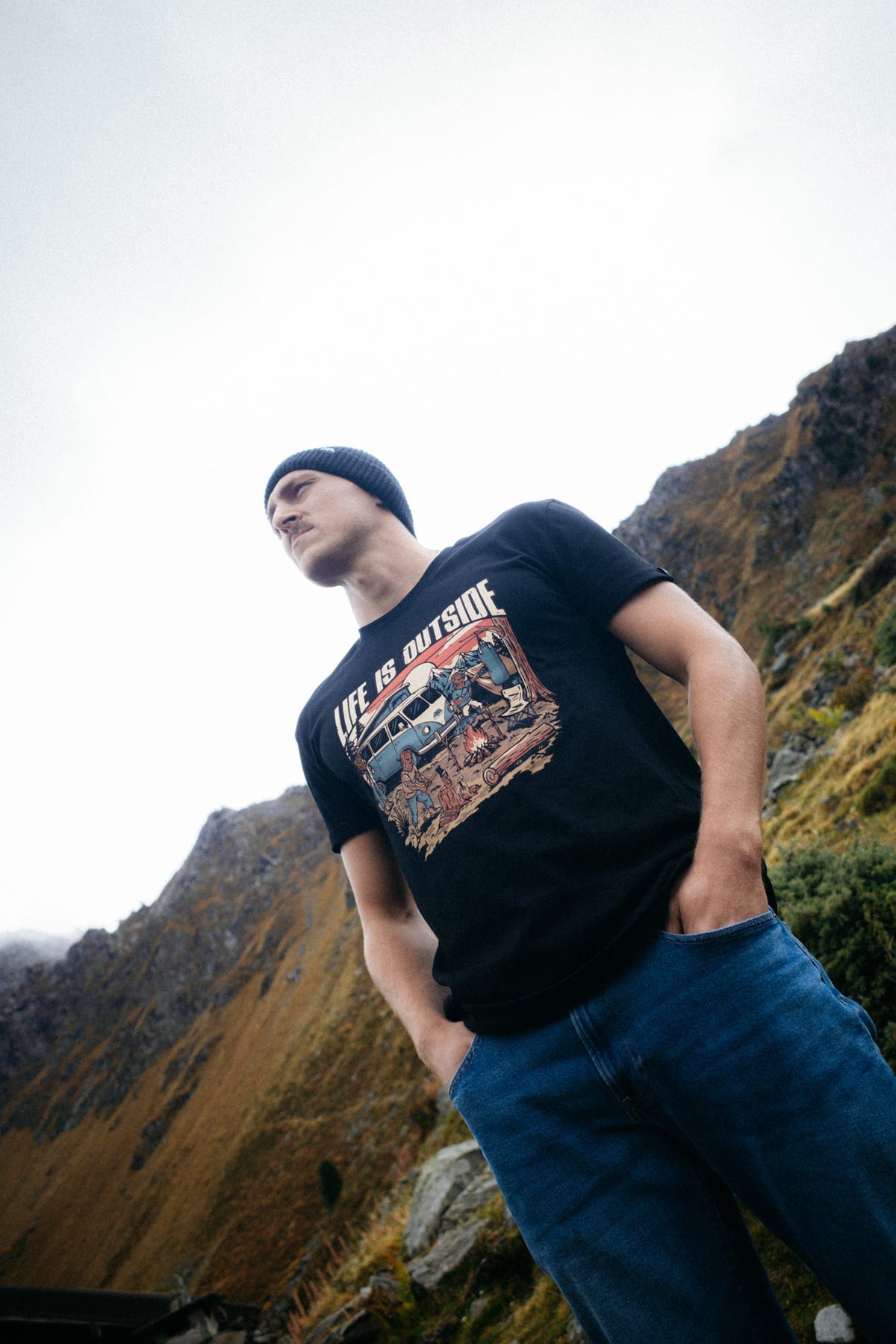 Schwarzes T-Shirt mit LIFE IS OUTSIDE Camping-Print in Berglandschaft