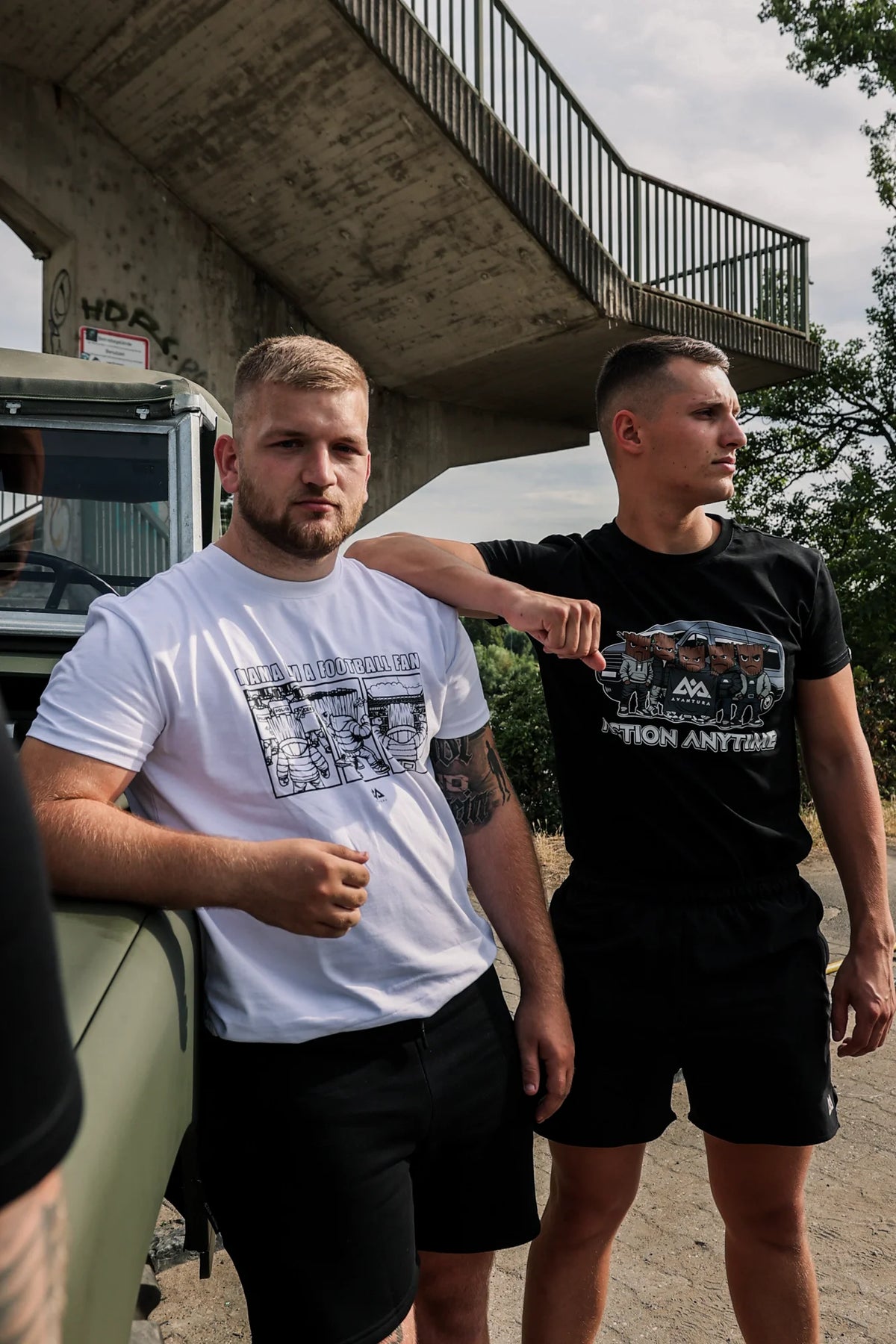 Avantura men's T-shirt in white with perfect fit and sporty comic print