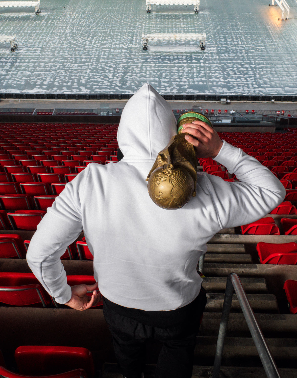 Rückansicht weißer Hoodie mit Kapuze im Stadion