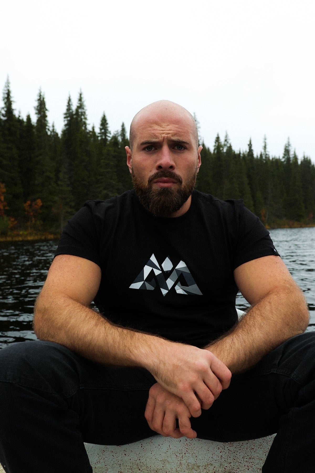 MOSAIK Black T-Shirt with abstract geometric logo on the chest