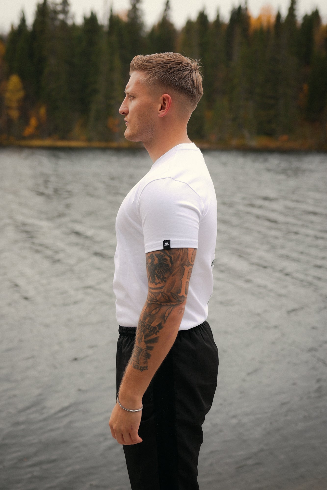 White fitted T-shirt sleeve woven label detail