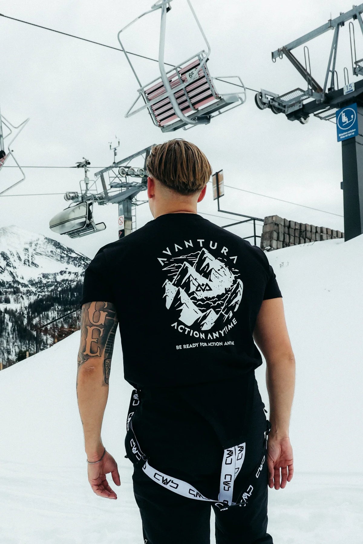 Black Avantura T-shirt with large white mountain back print