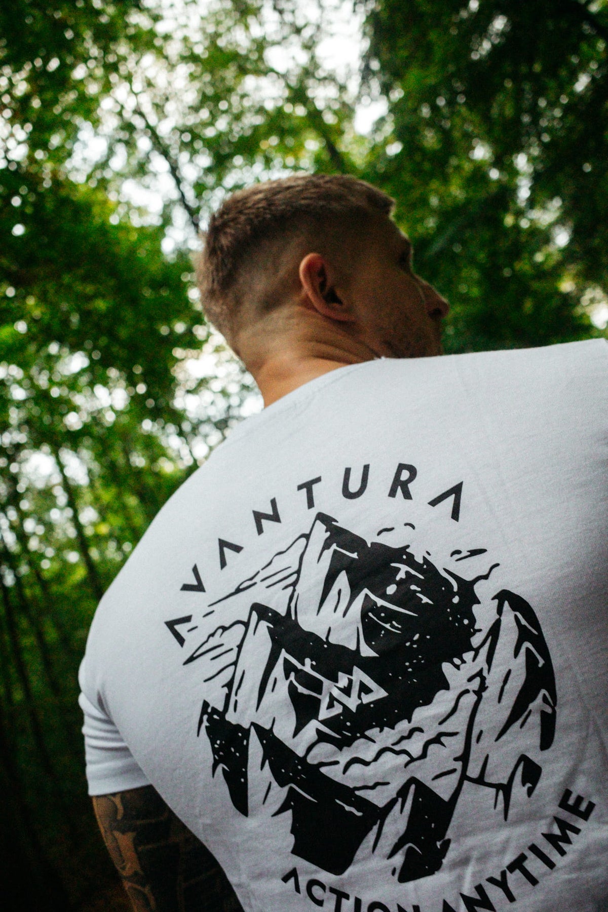 Weißes T-Shirt mit großem schwarzen Berg-Backprint und AVANTURA Logo