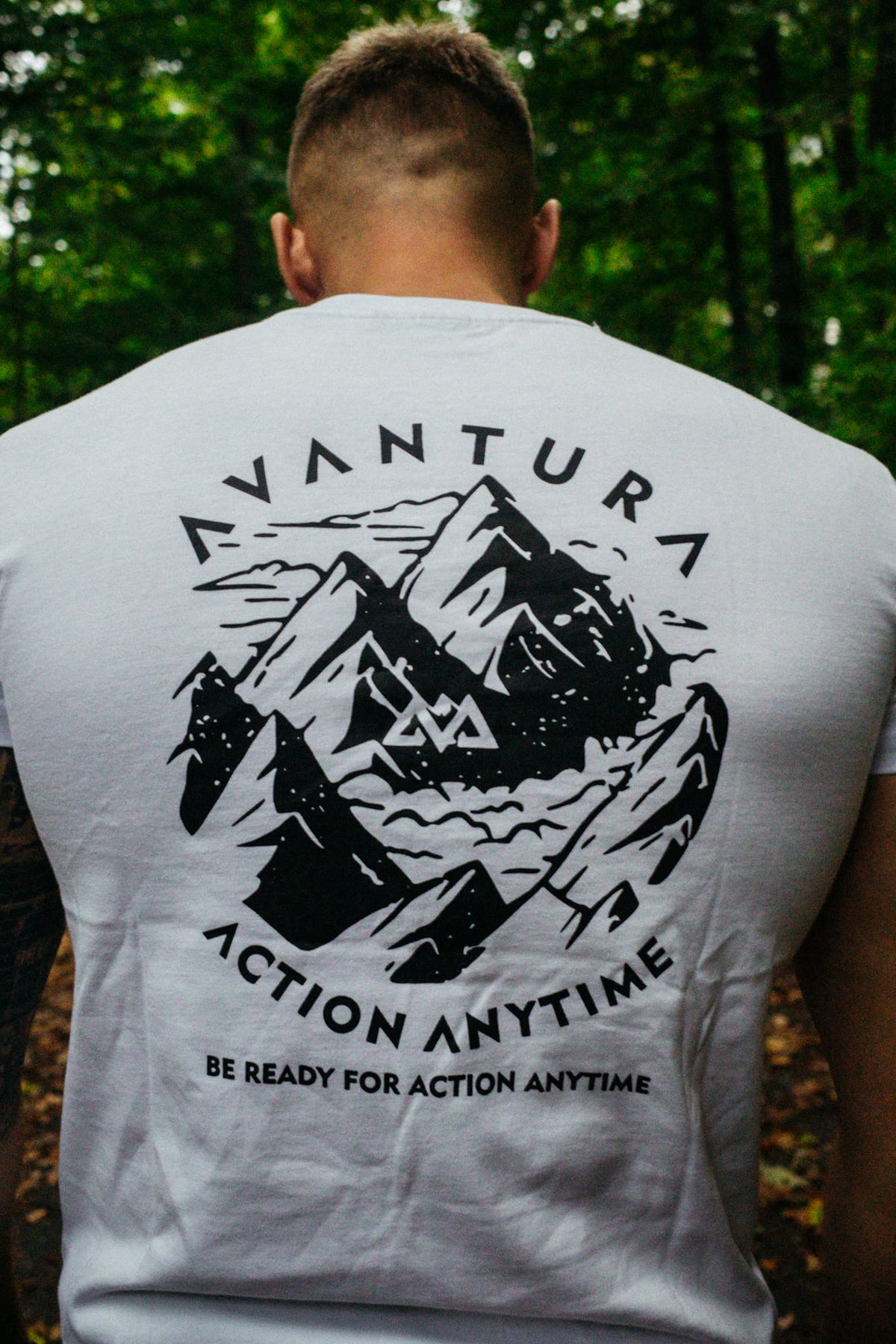 Großer schwarzer Backprint auf weißem T-Shirt mit stilisierter Bergkette