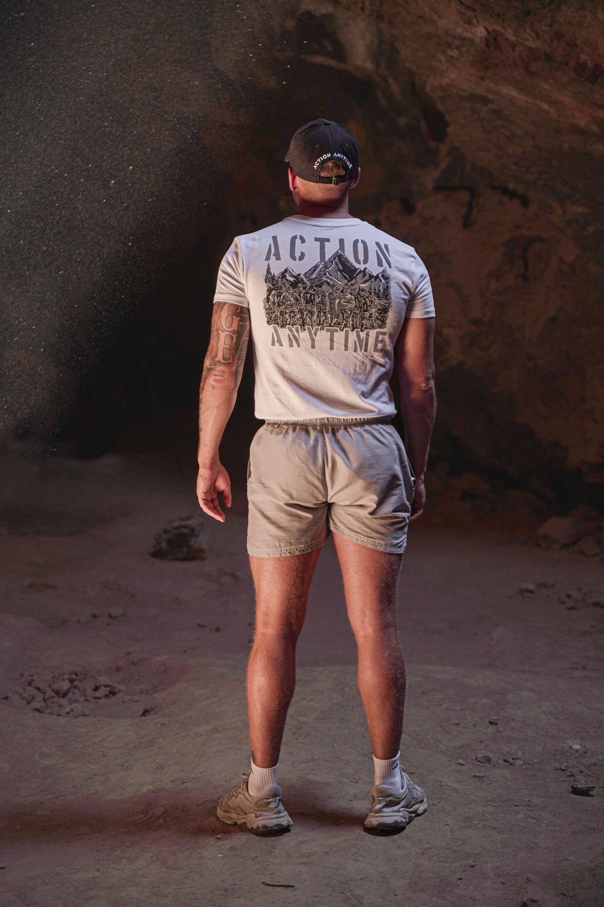 Weißes T-Shirt mit großem Rückenprint im Outdoor