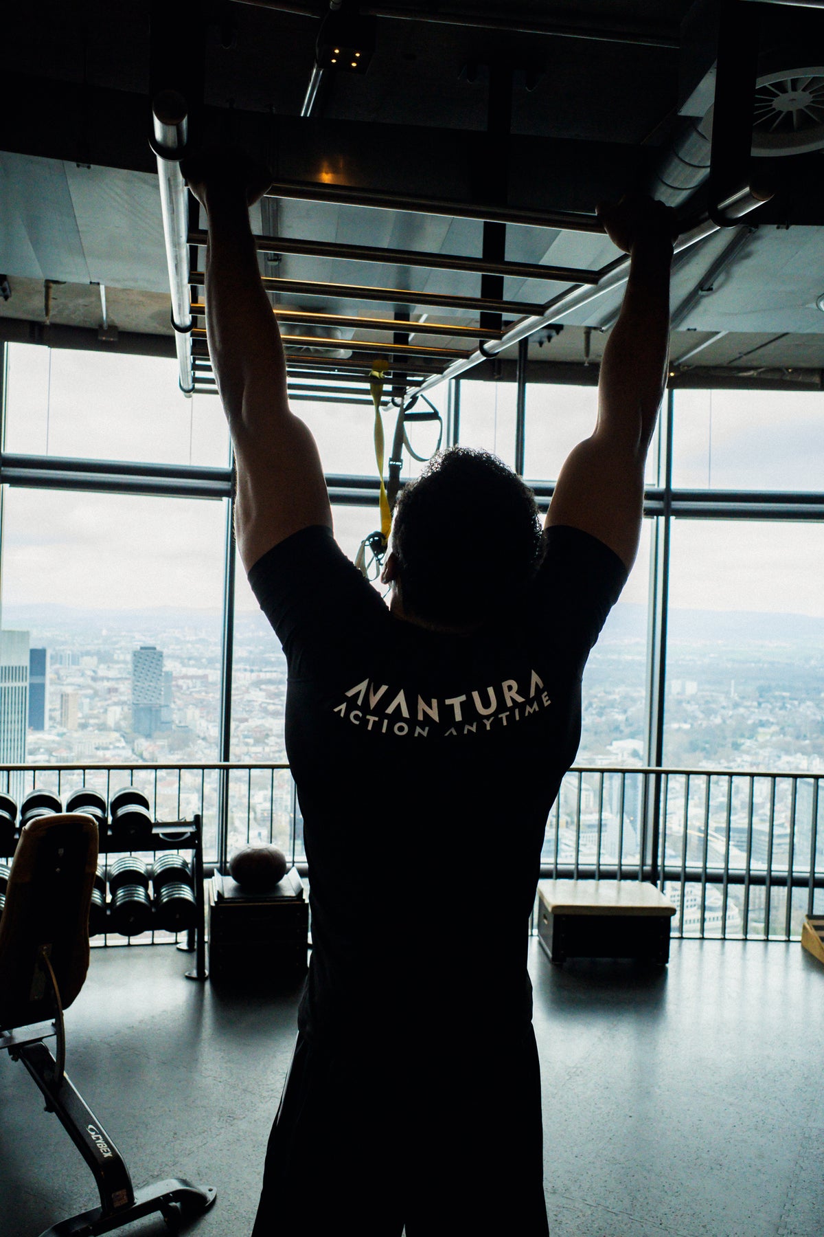 T-Shirt mit Action Anytime Print bei Klimmzügen im Studio