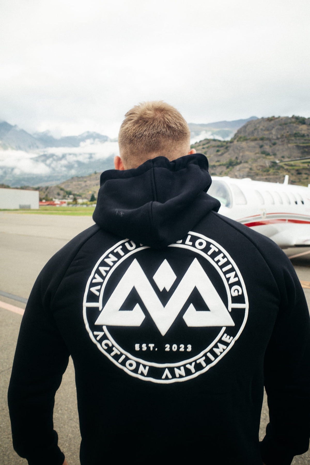 Schwarzer Hoodie mit großem weißem Puff-Print Backprint Logo