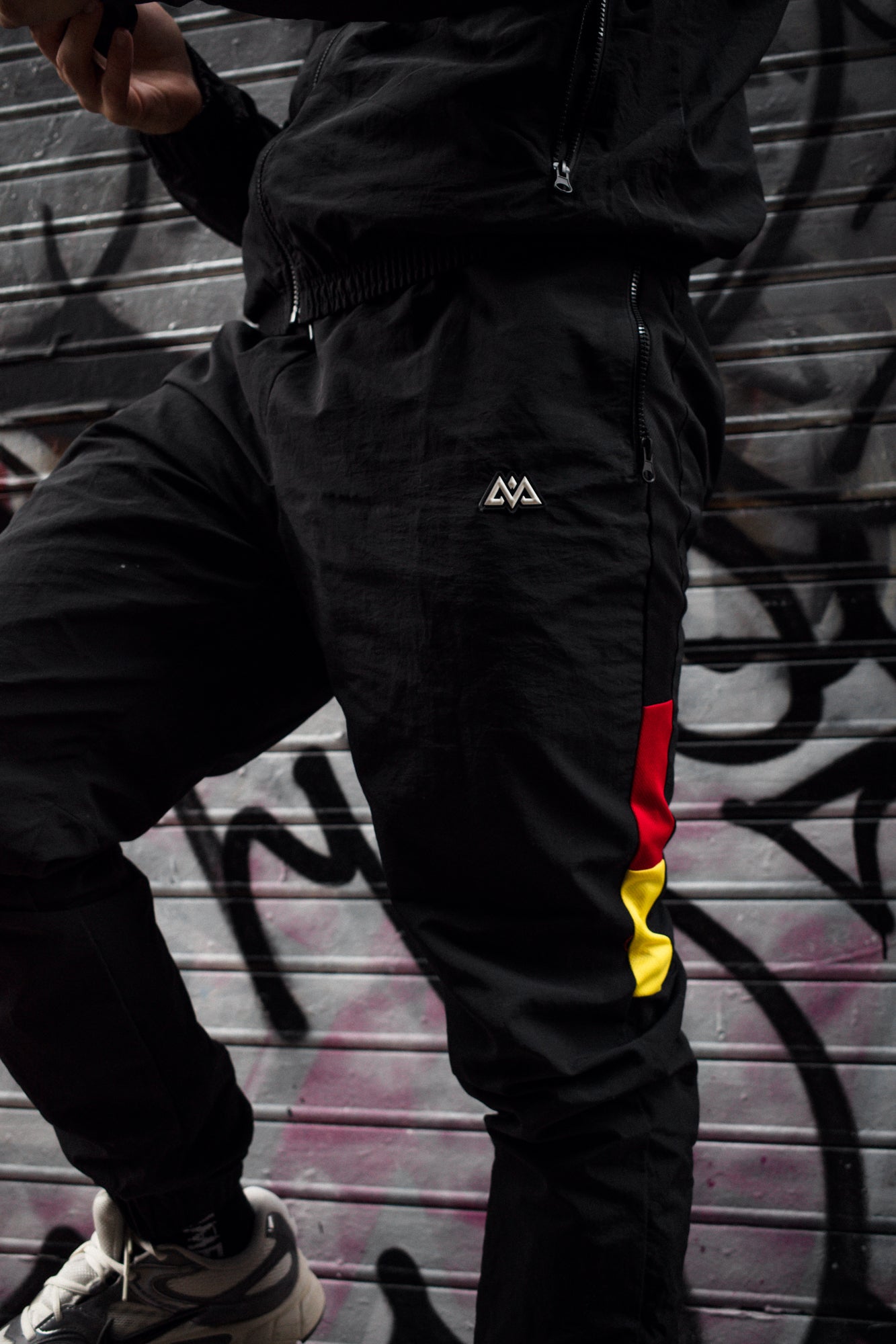 TRACKPANTS SCHWARZ/ROT/GOLD