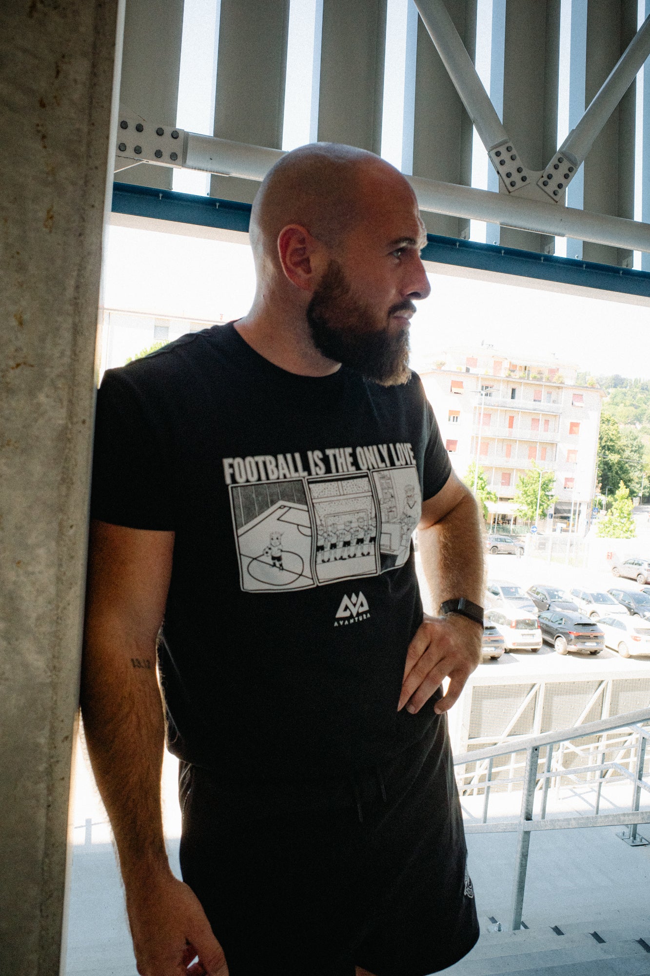 FOOTBALL IS THE ONLY LOVE T-SHIRT SCHWARZ