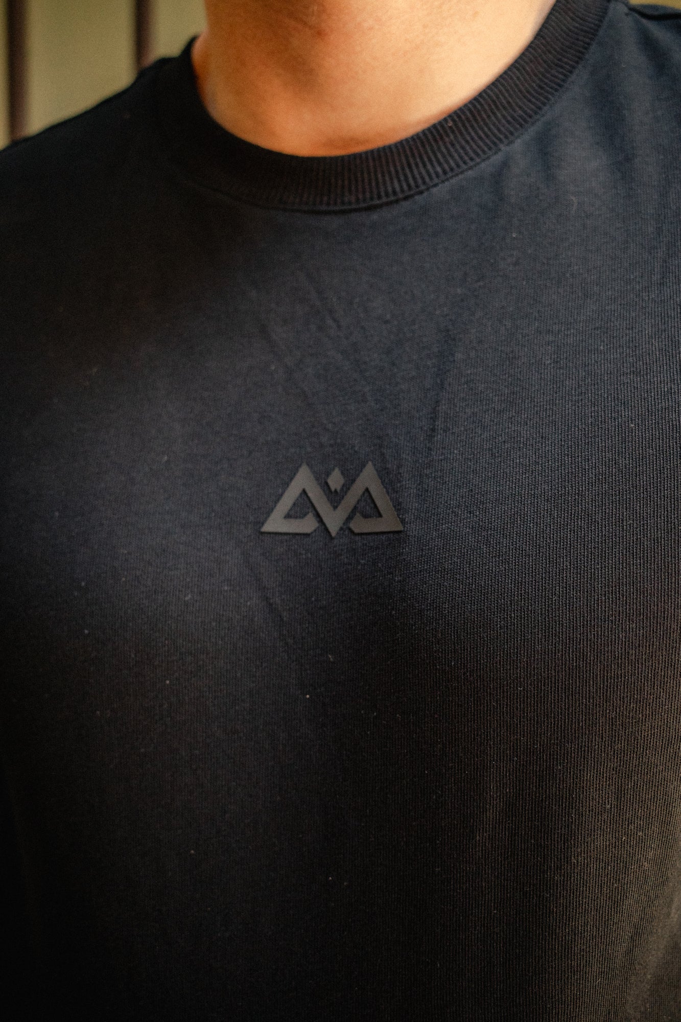 LIVE IS AN AVANTURA T-SHIRT BLACK