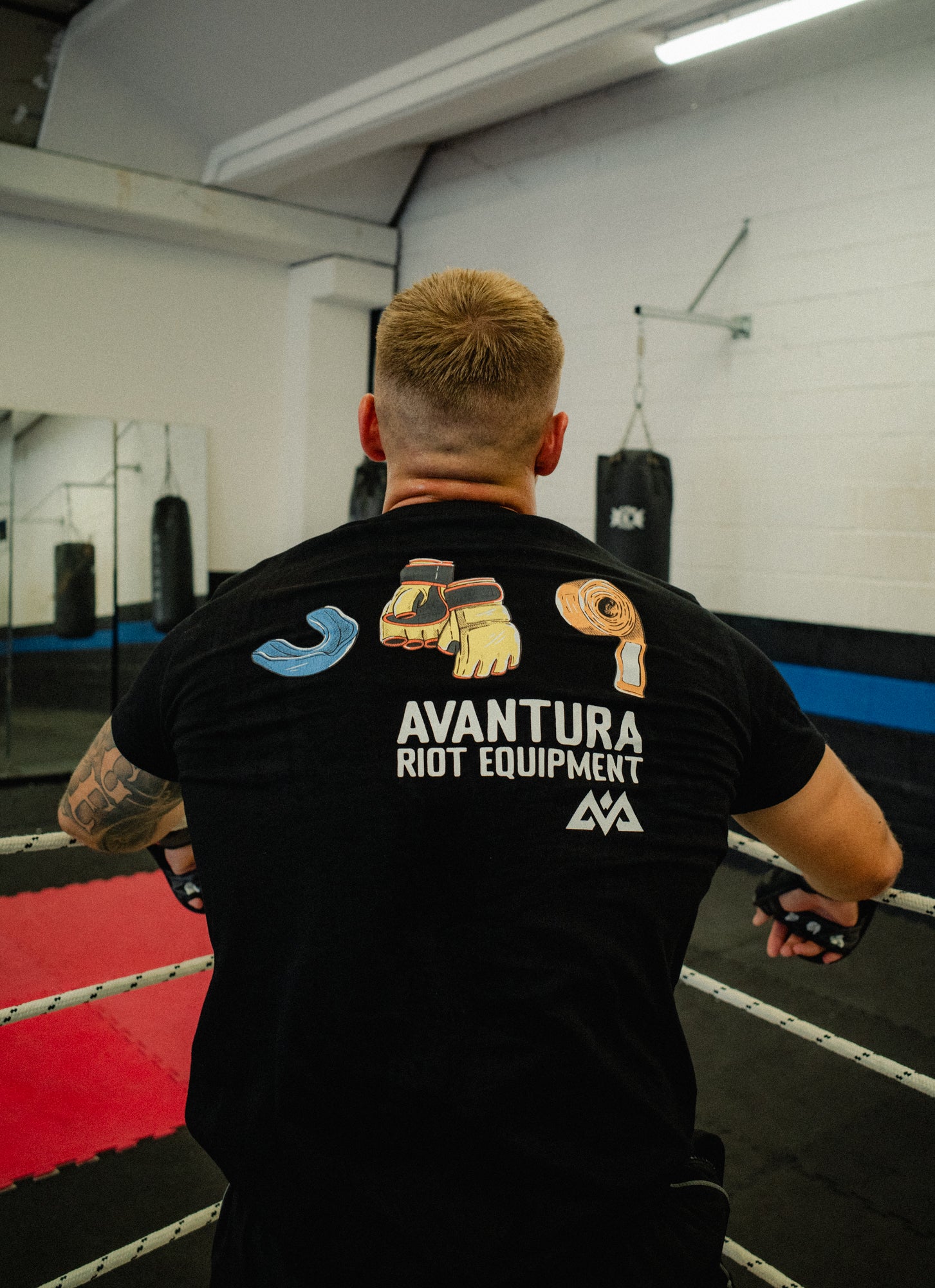 LIVE IS AN AVANTURA T-SHIRT BLACK