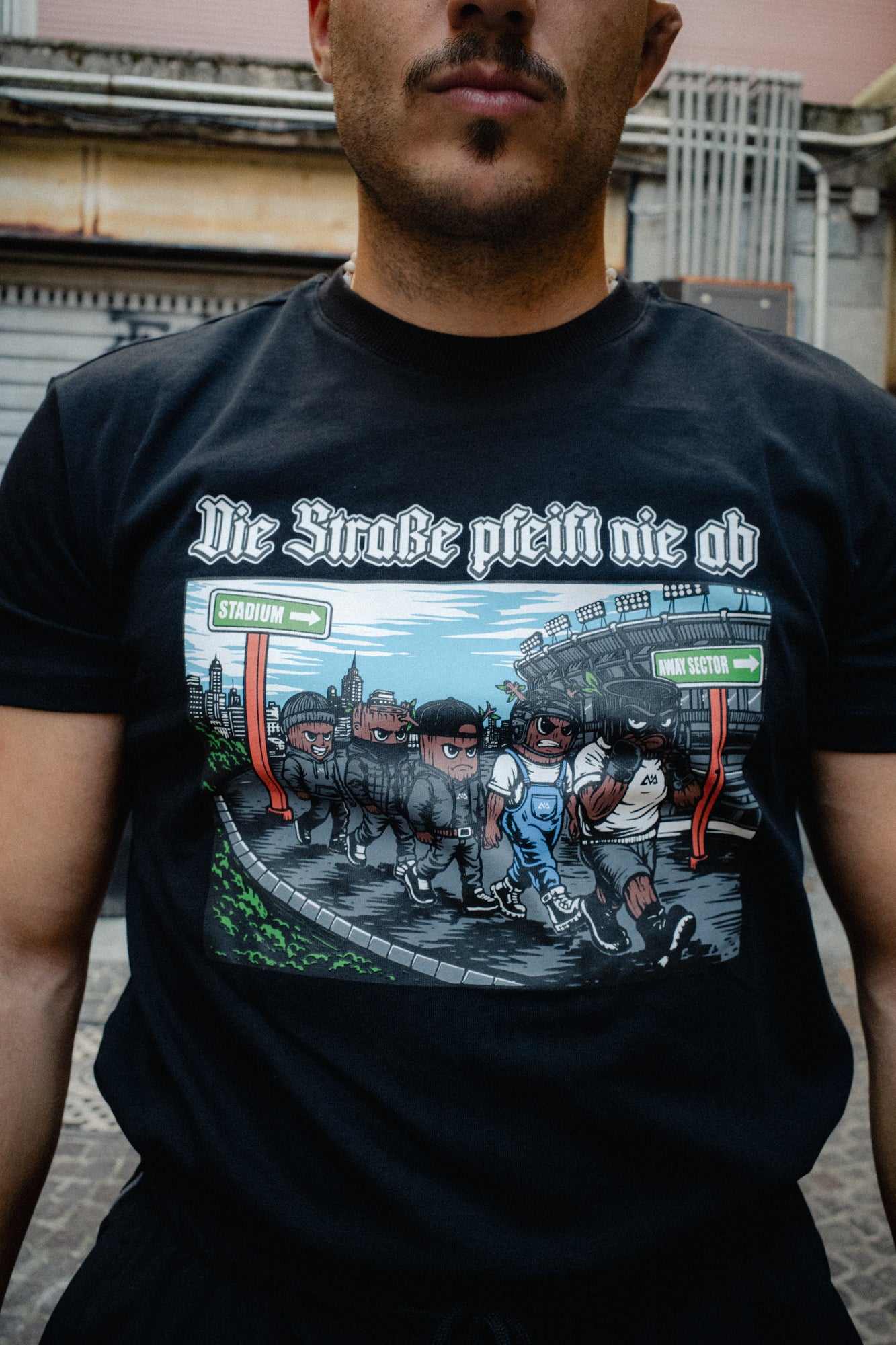 LIVE IS AN AVANTURA T-SHIRT BLACK