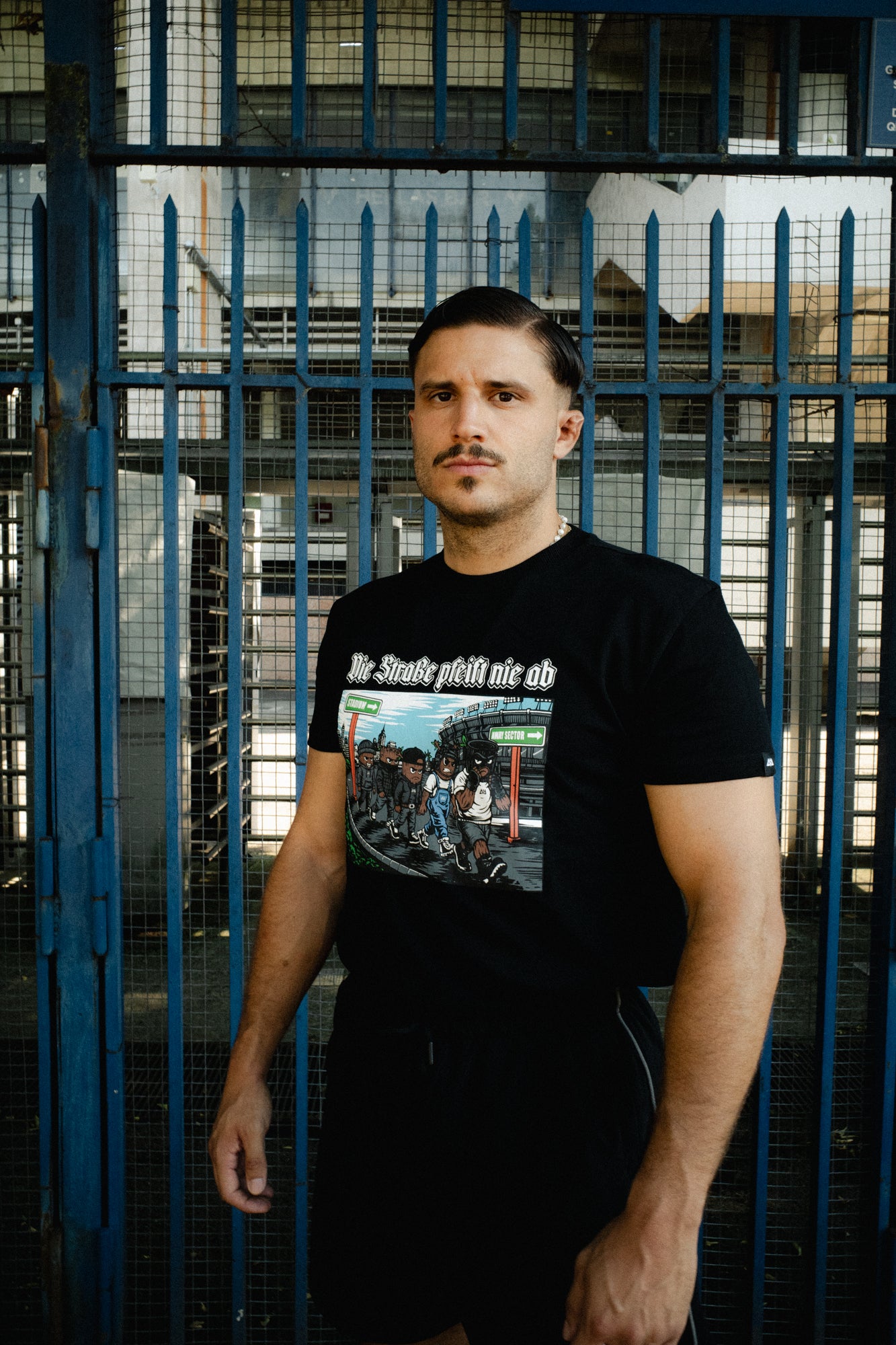 LIVE IS AN AVANTURA T-SHIRT BLACK