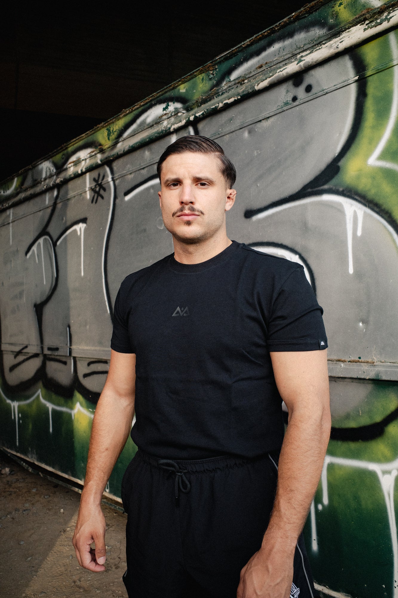 LIVE IS AN AVANTURA T-SHIRT BLACK