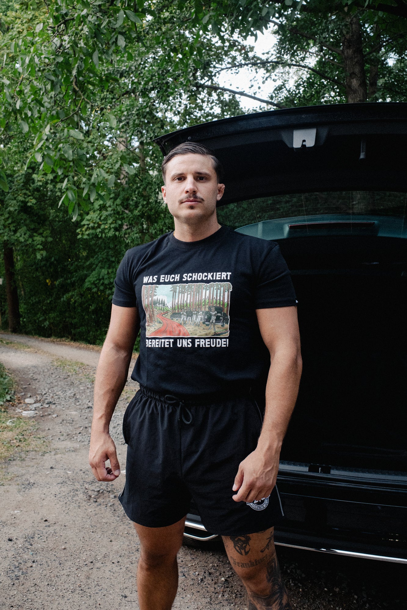 LIVE IS AN AVANTURA T-SHIRT BLACK