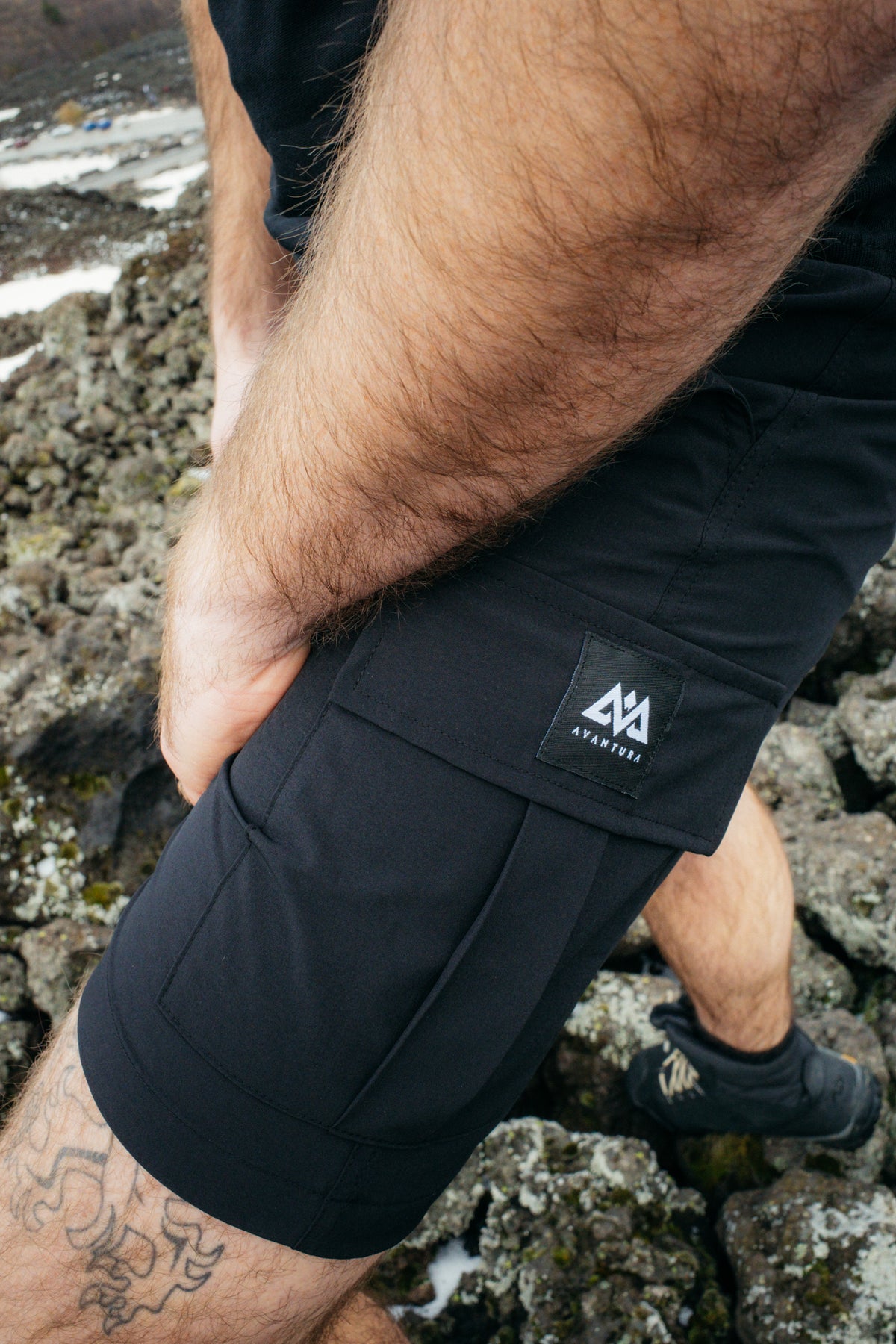 Detailaufnahme quadratisches Webpatch Logo an der Bein-Cargo-Tasche