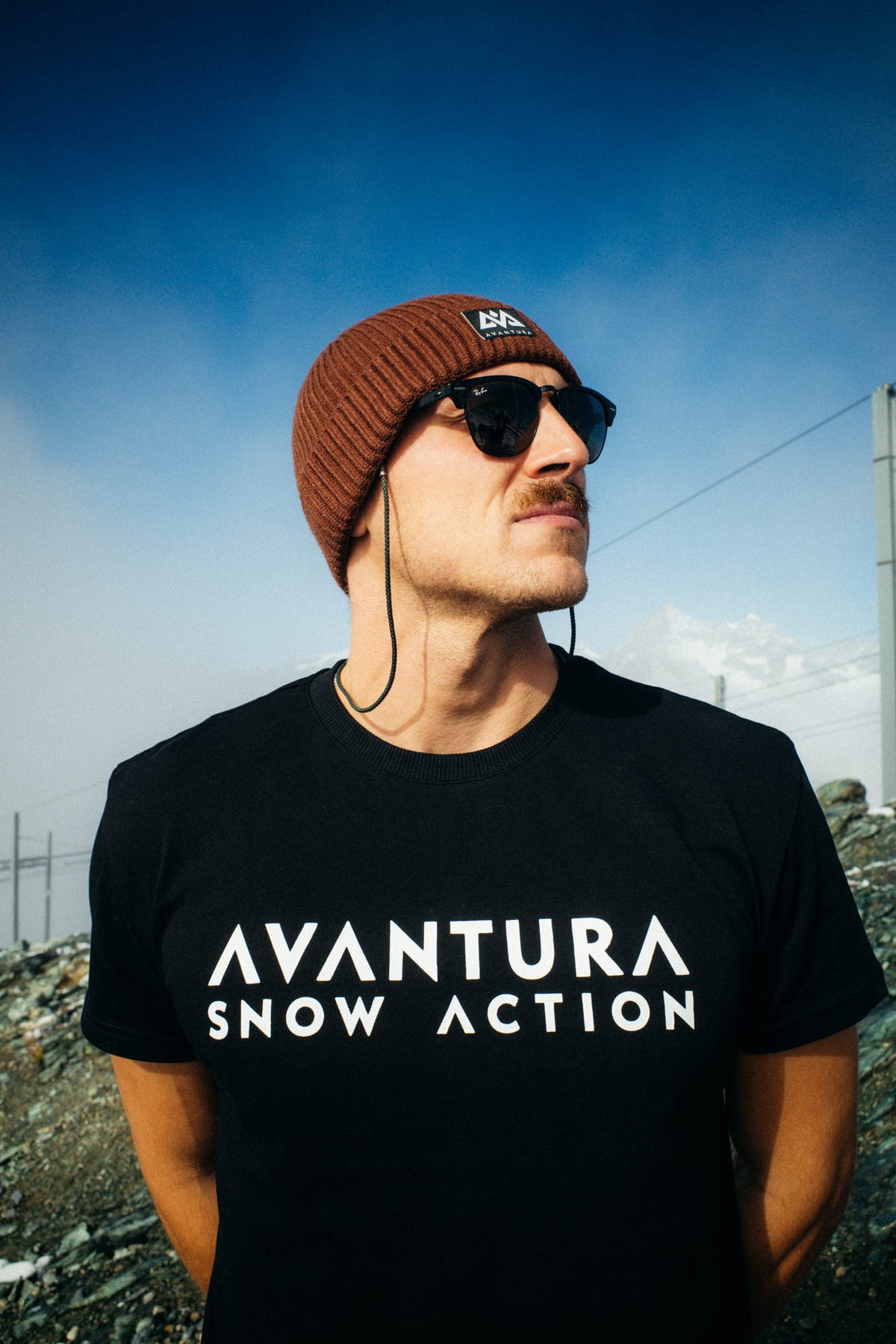 Schwarzes T-Shirt mit weißem AVANTURA SNOW ACTION Frontprint