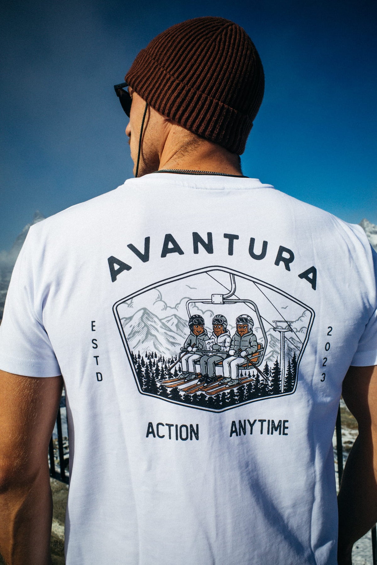 Rückansicht des weißen T-Shirts mit AVANTURA Mountain Print Design
