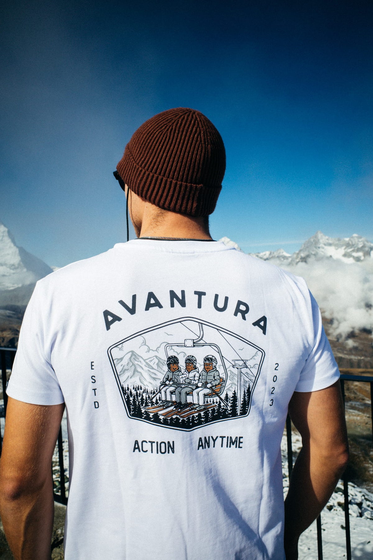 Nahaufnahme des weißen T-Shirts mit AVANTURA Action Anytime Grafik auf dem Rücken