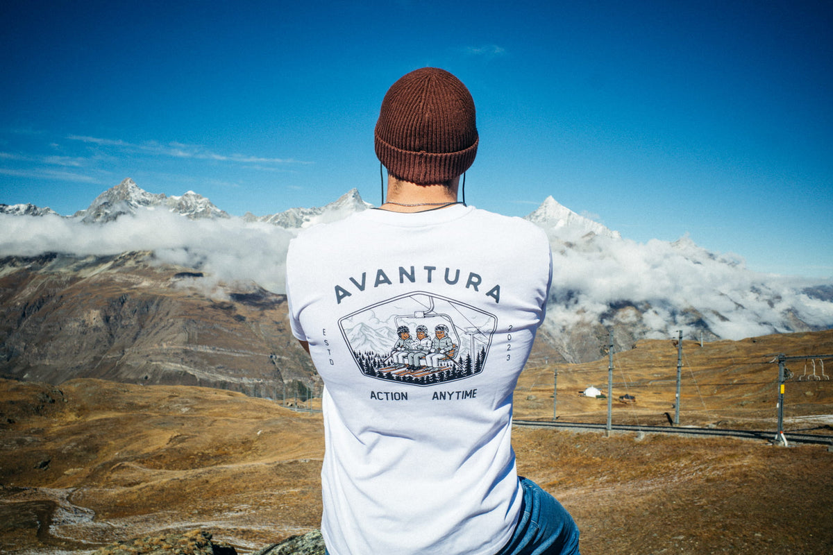 Weißes T-Shirt mit großem AVANTURA Backprint und Skilift-Grafik