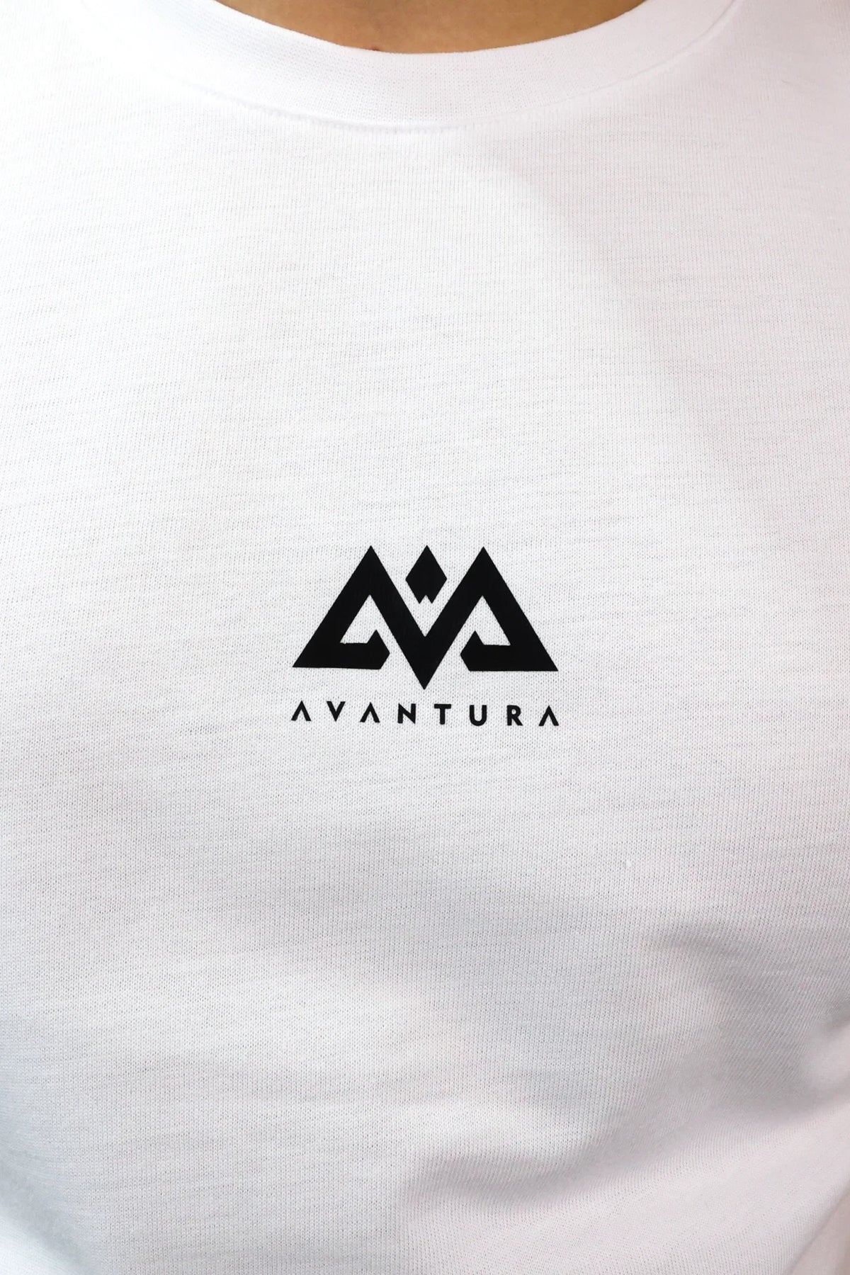 White Avantura t-shirt chest logo detail