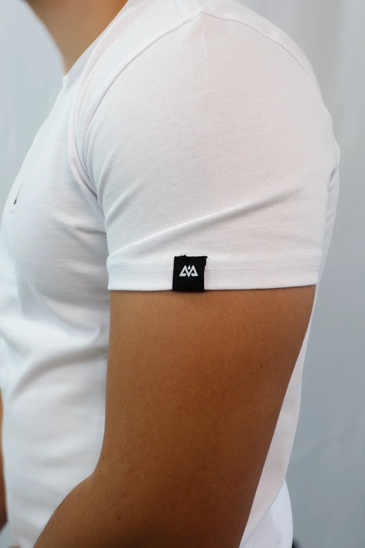 Avantura t-shirt sleeve woven label detail
