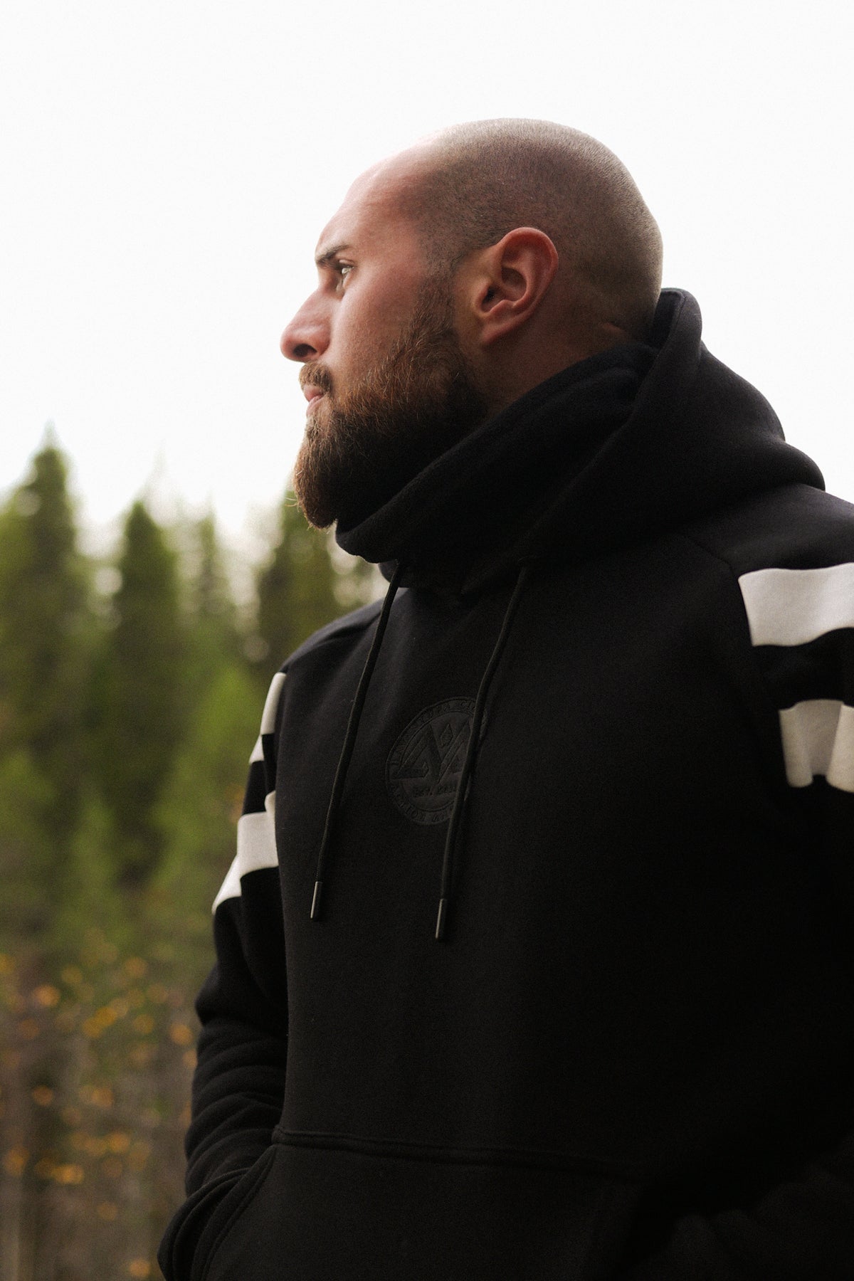 Schwarzer Streifen-Hoodie mit weißem Ärmelstreifen und Sticklogo