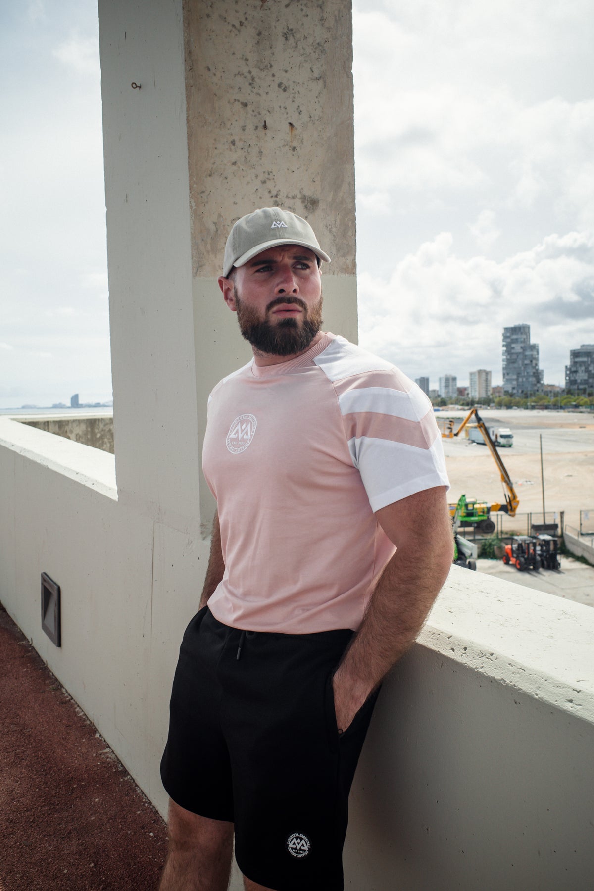 Passform des lockeren rosa T-Shirts mit weißem Brustlogo