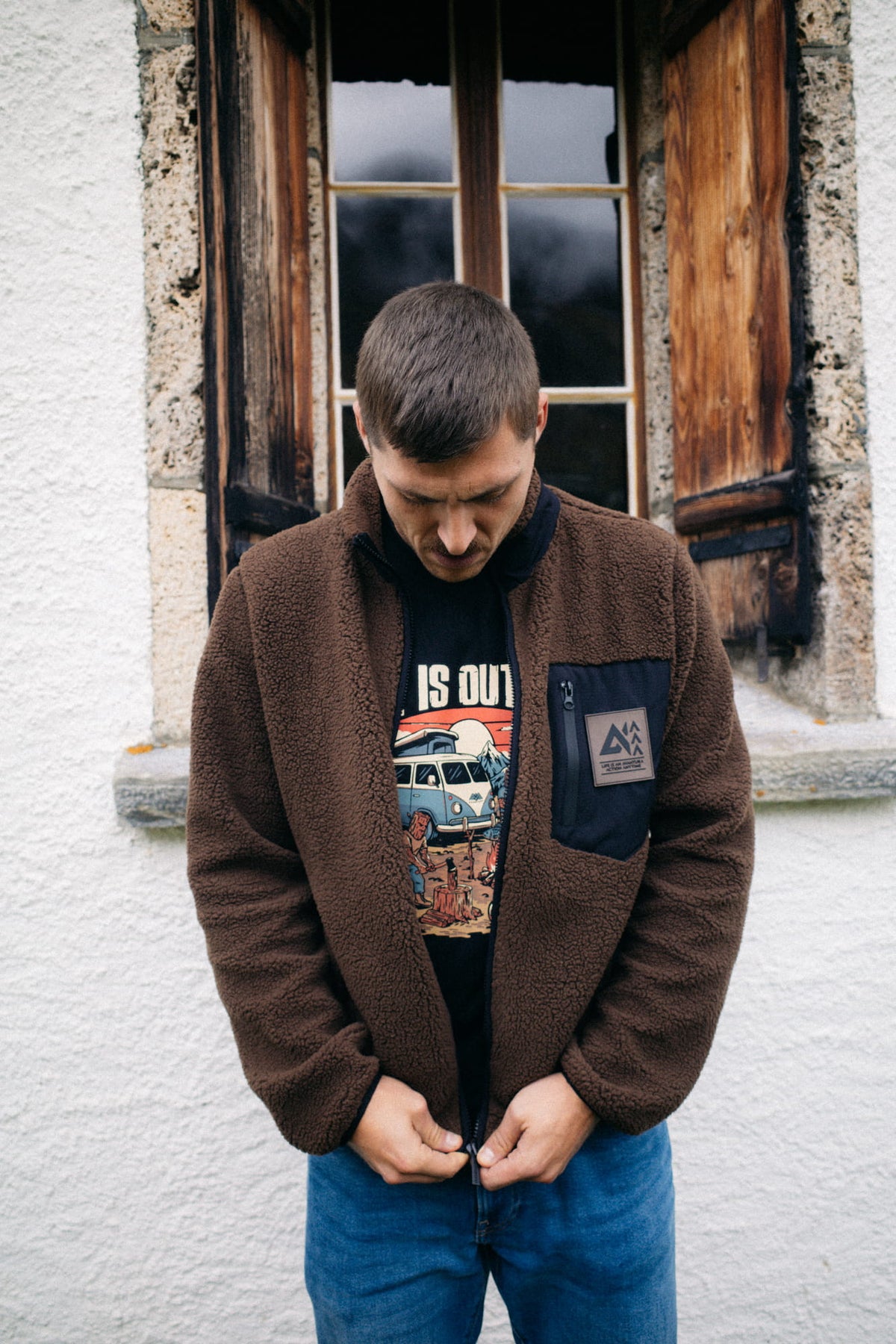 Reißverschluss-Details der braunen Avantura Jacke