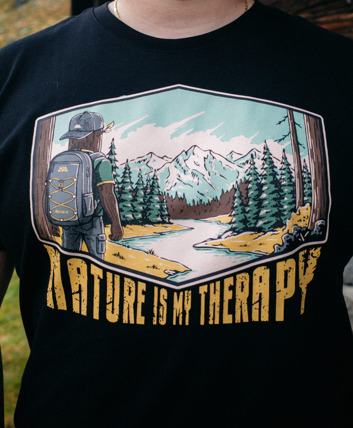 Schwarzes T-Shirt mit hexagonalem Natur-Print und 'Nature Is My Therapy' Schriftzug
