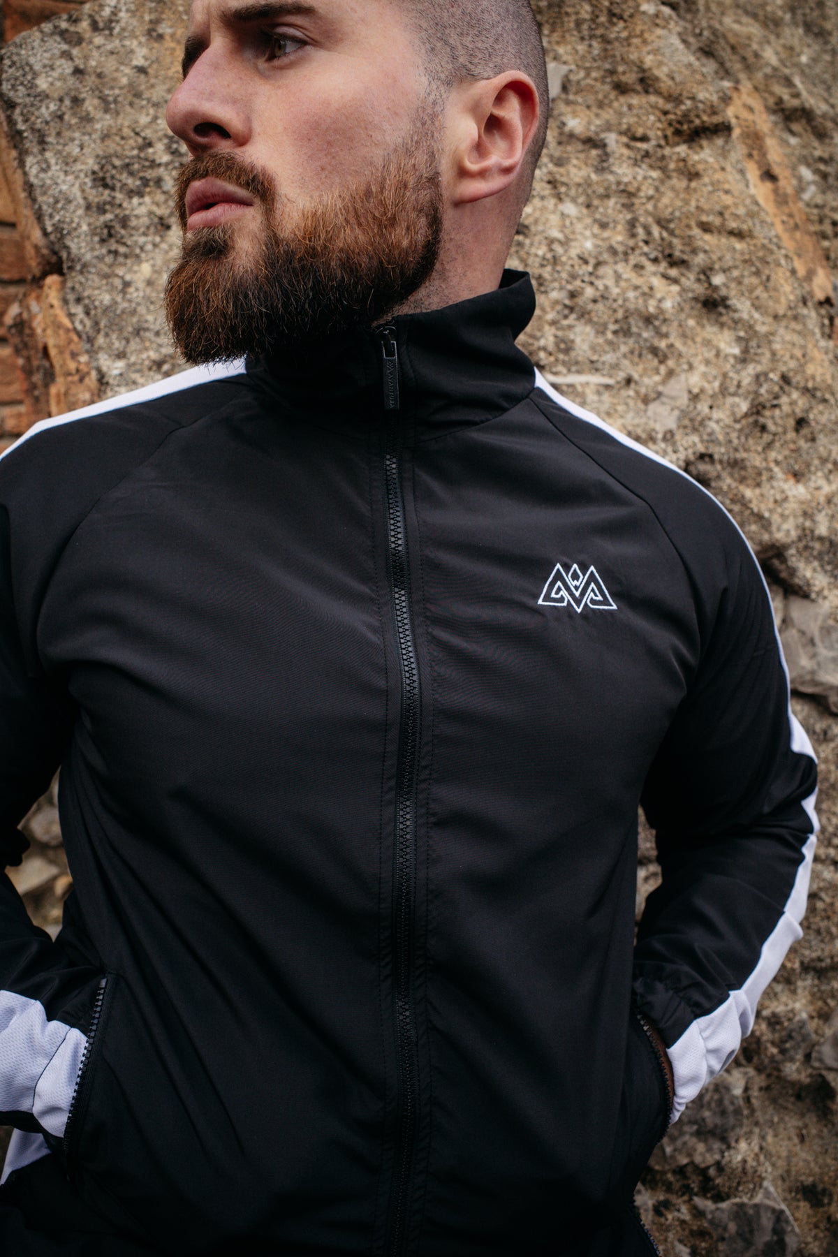 Nahaufnahme Reißverschluss und Kragen der schwarzen Trackjacke