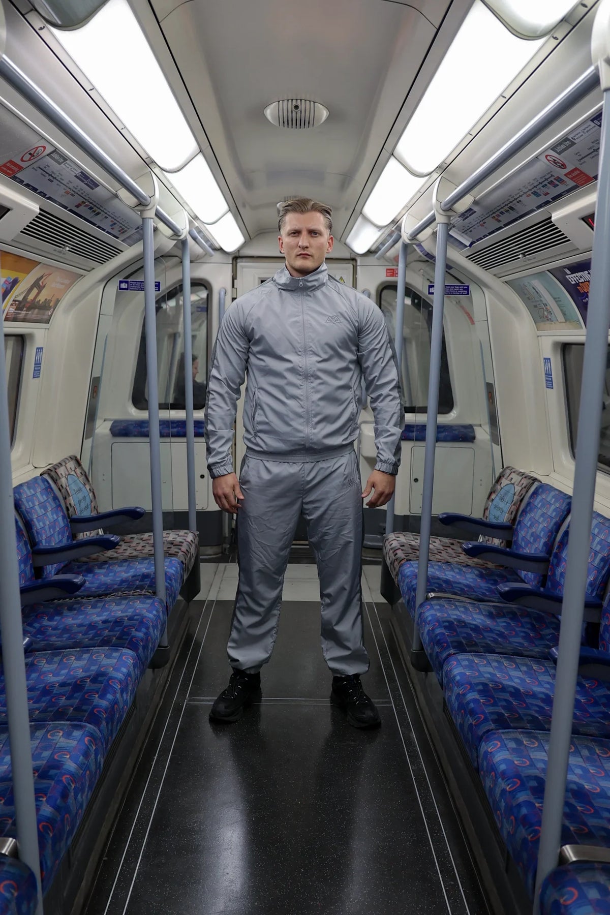 Frontalansicht des grauen Tracksuits im Zug