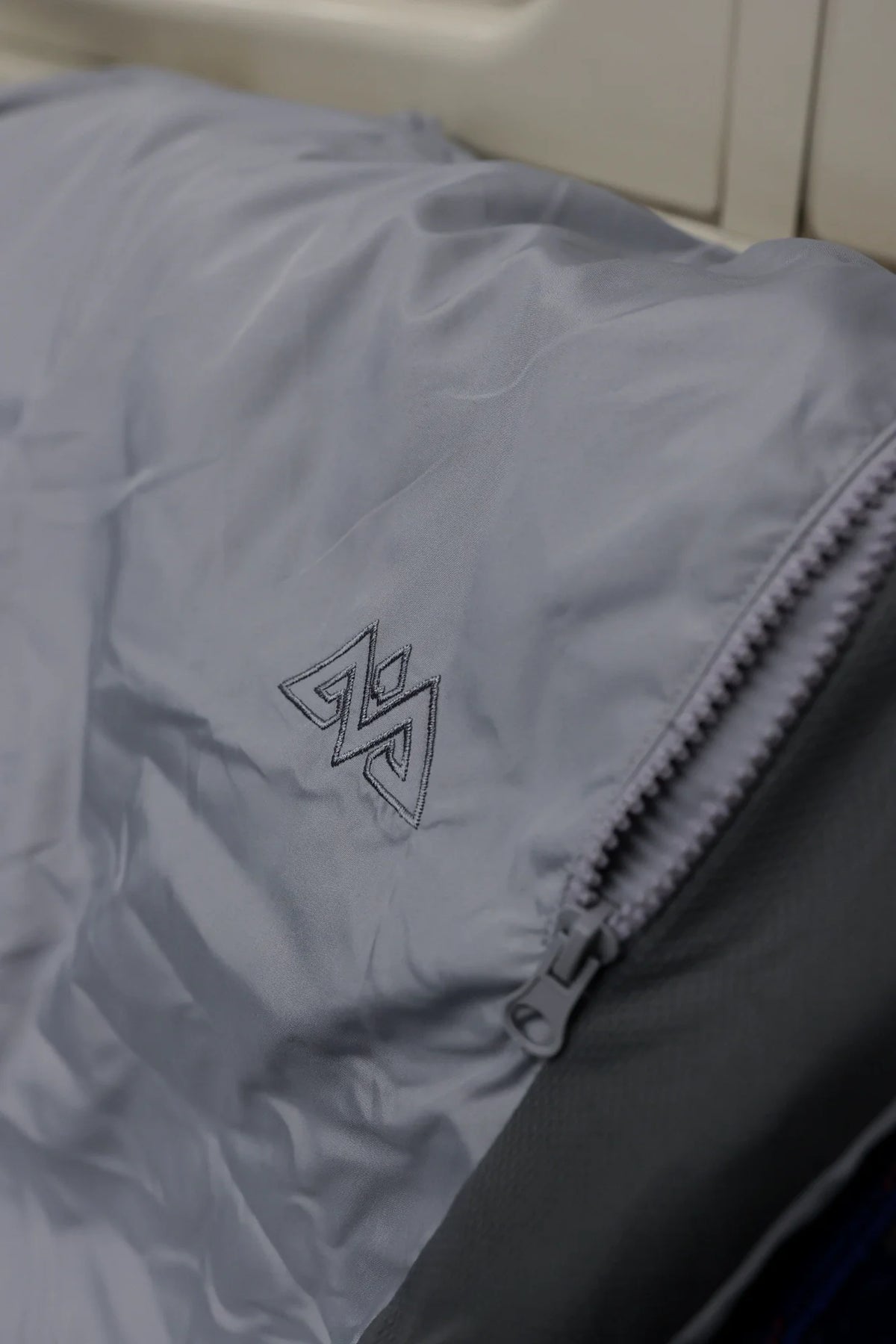 Graue Trackpants mit gesticktem Logo und Reißverschlusstasche