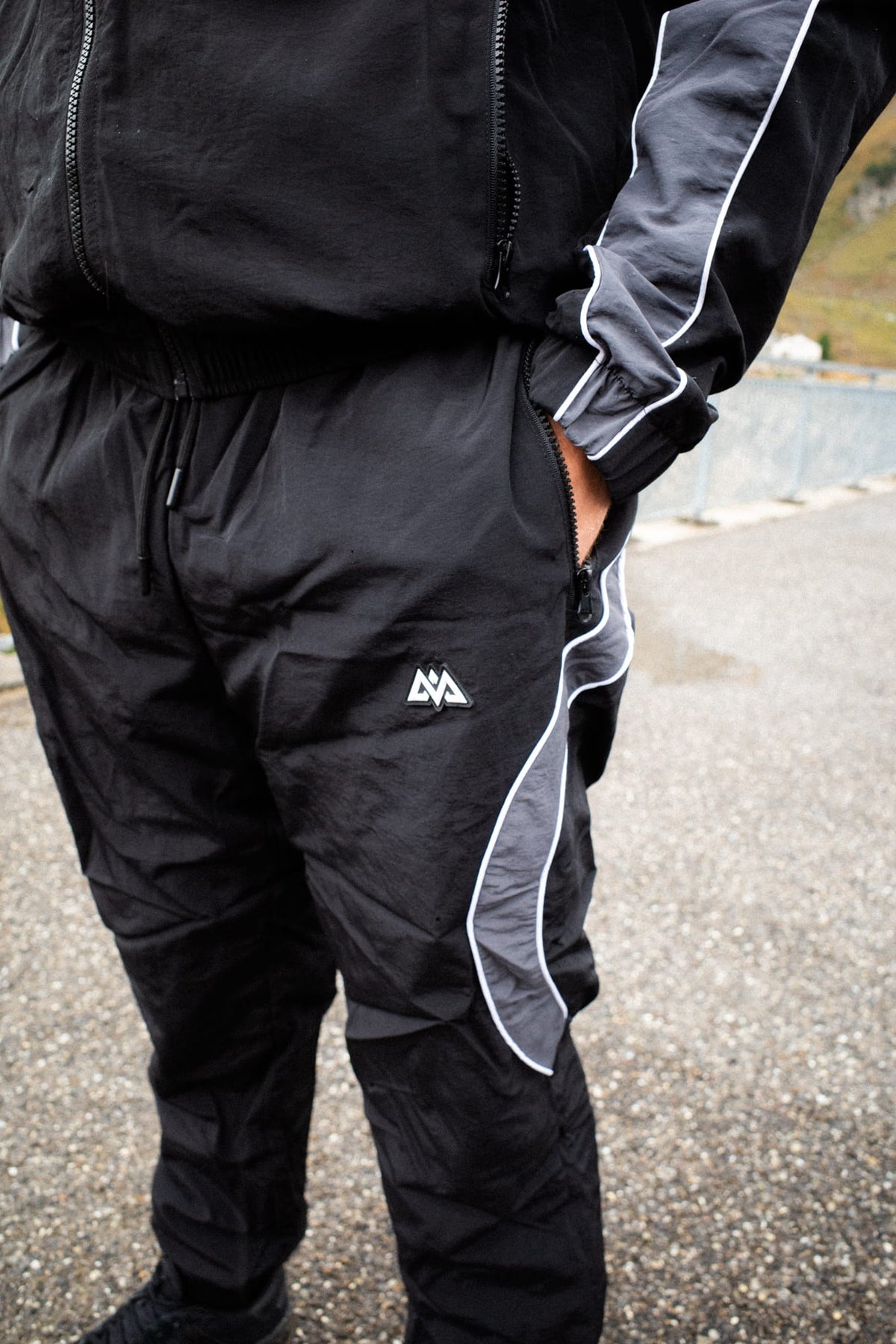 Schwarze Trackpants mit Kordelzug und seitlichem Streifen