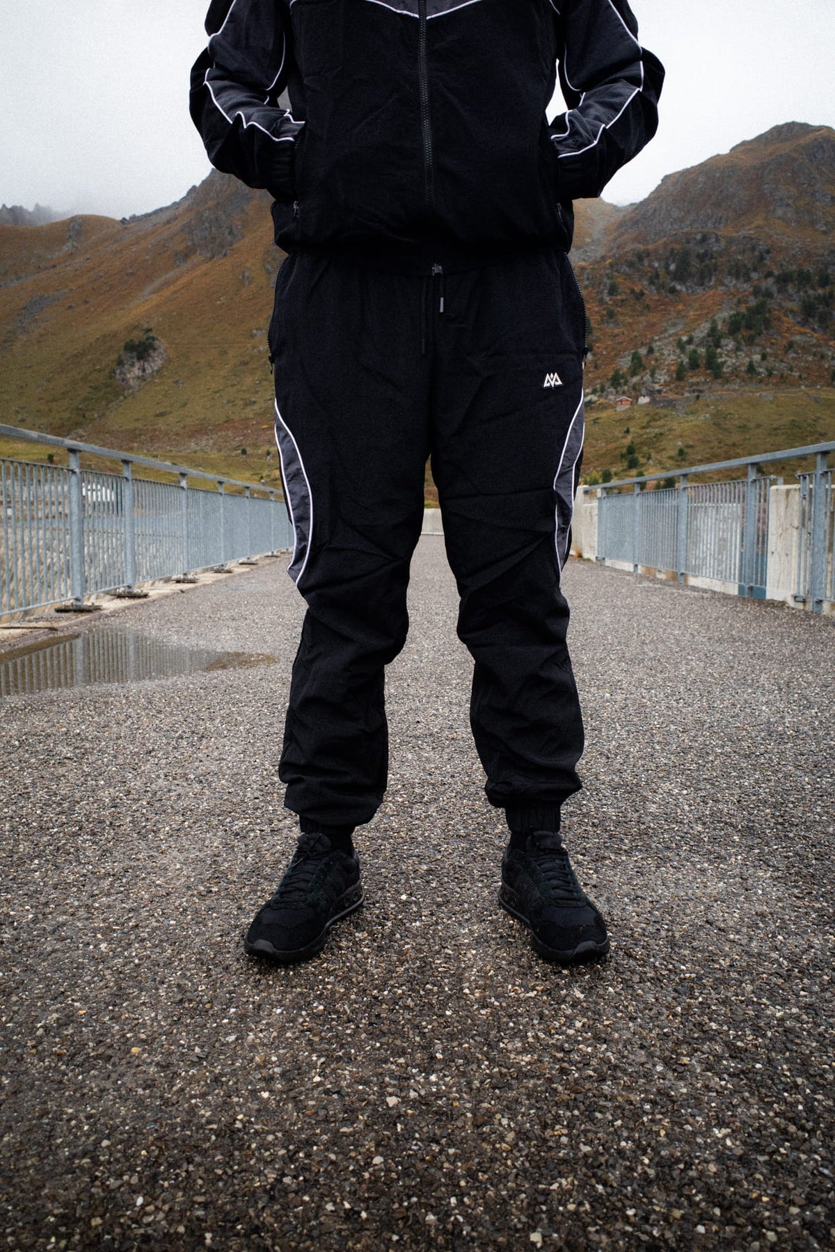 Schwarze Trackpants mit elastischem Bund und weißem Logo