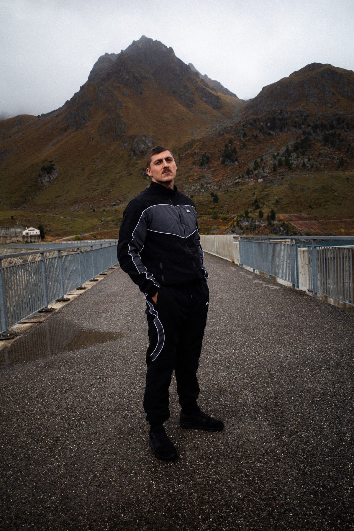 Schwarze Trackpants mit passender Jacke in Sportlook