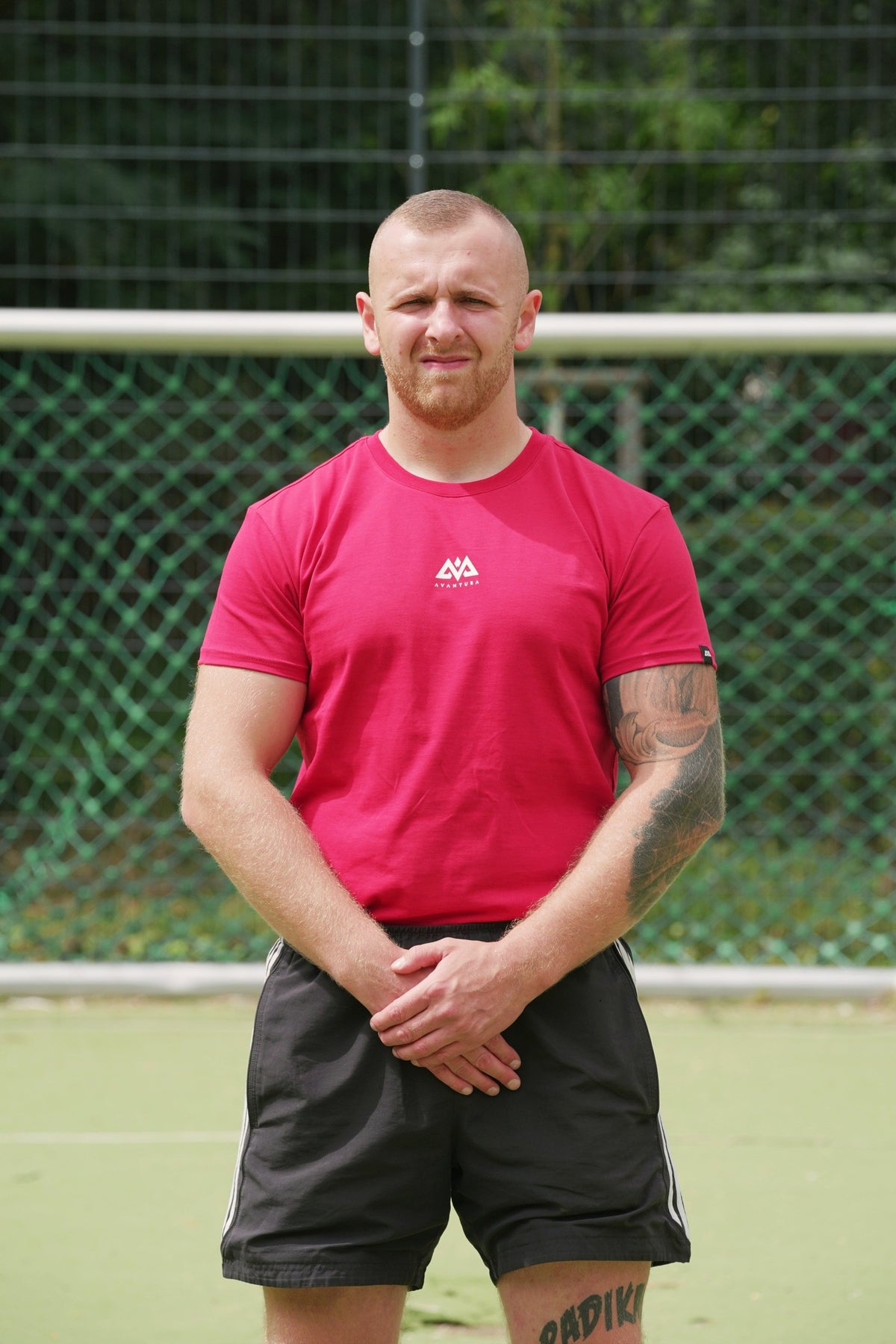 Vorderansicht rotes Rundhals-T-Shirt mit stilisiertem Dreieck-Logo auf der Brust