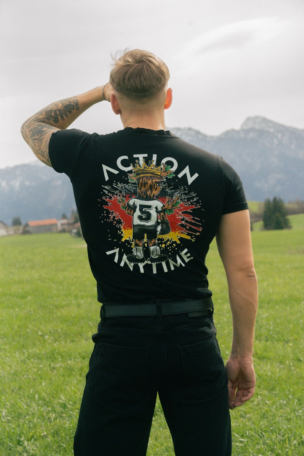 Rückansicht des schwarzen T-Shirts mit großem Backprint und Krone