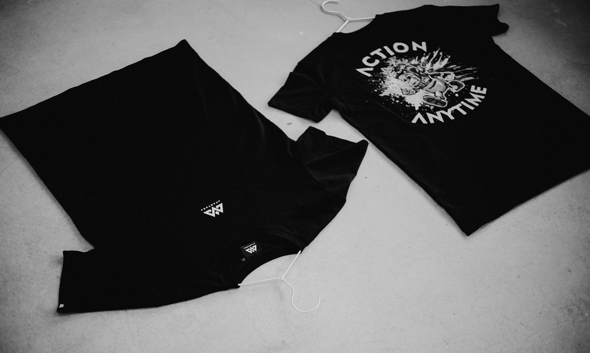 Schwarzes T-Shirt mit Backprint und Nackenlabel Detail