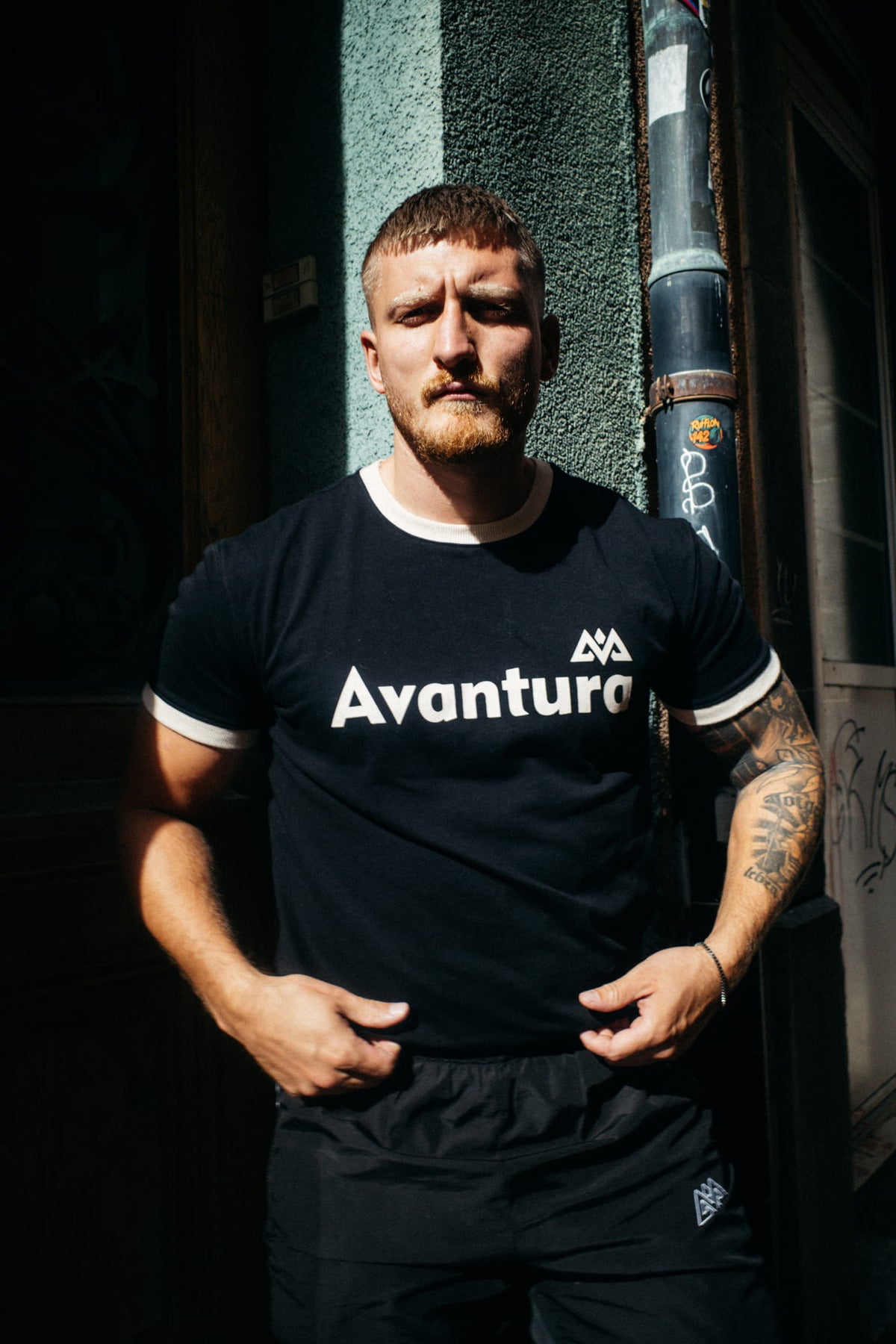 Frontalansicht Avantura T-Shirt Schwarz mit weißem Schriftzug