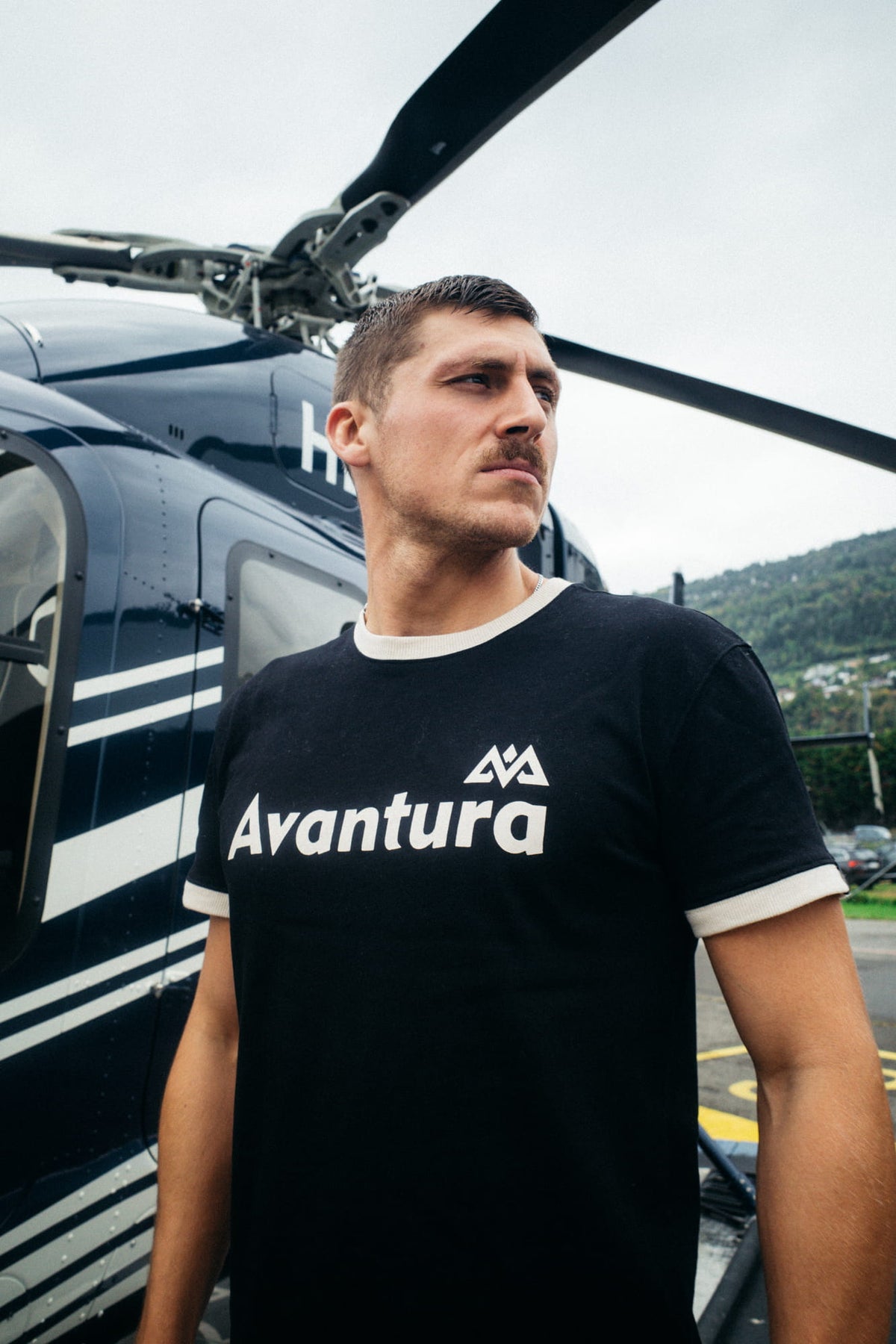 Seitenansicht Avantura T-Shirt Schwarz mit Kontrastkragen